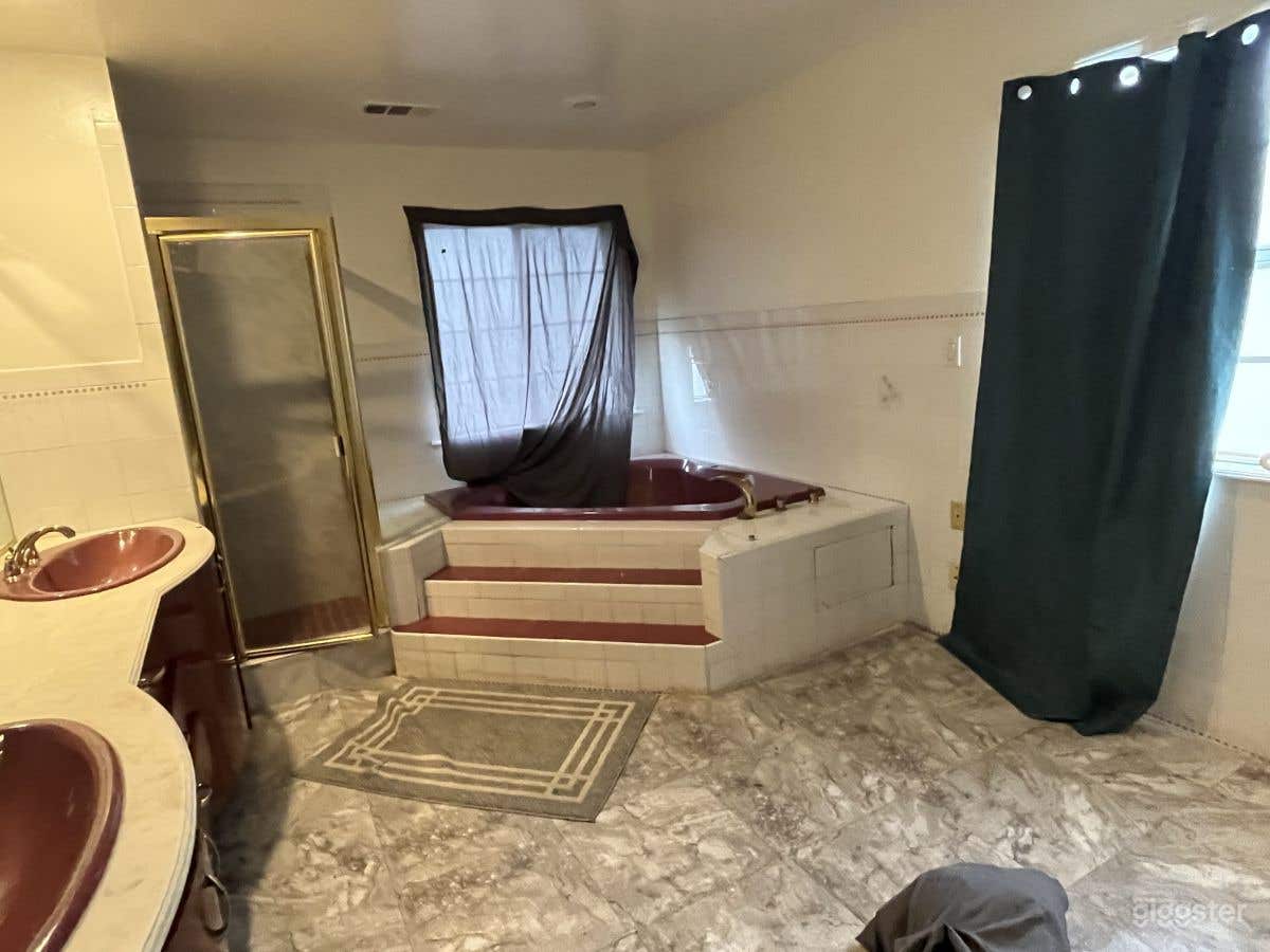 3bed 3bath trashed interior house Photo 4