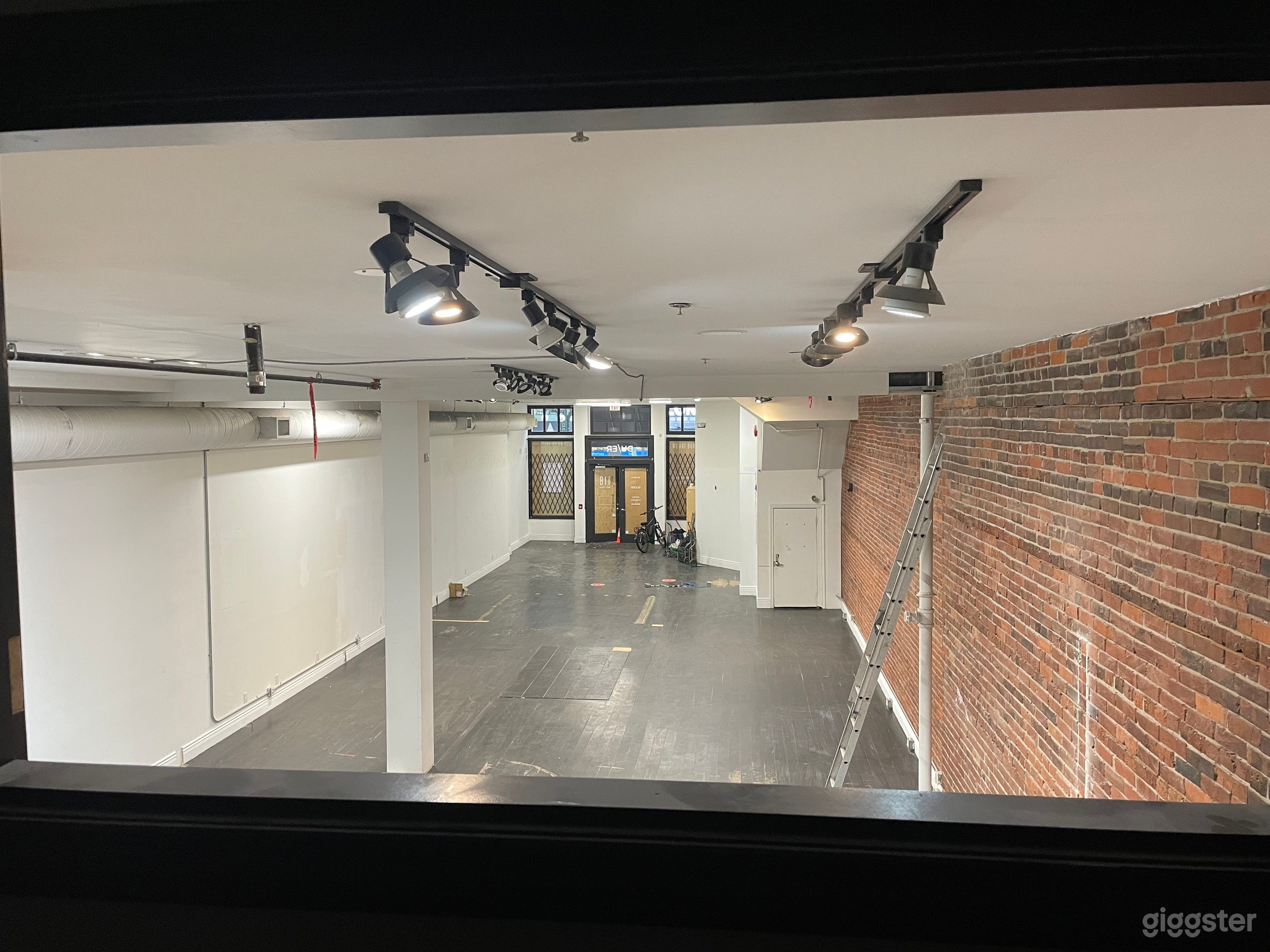 Gastown Ground Level Space with Tall Ceilings Photo 4