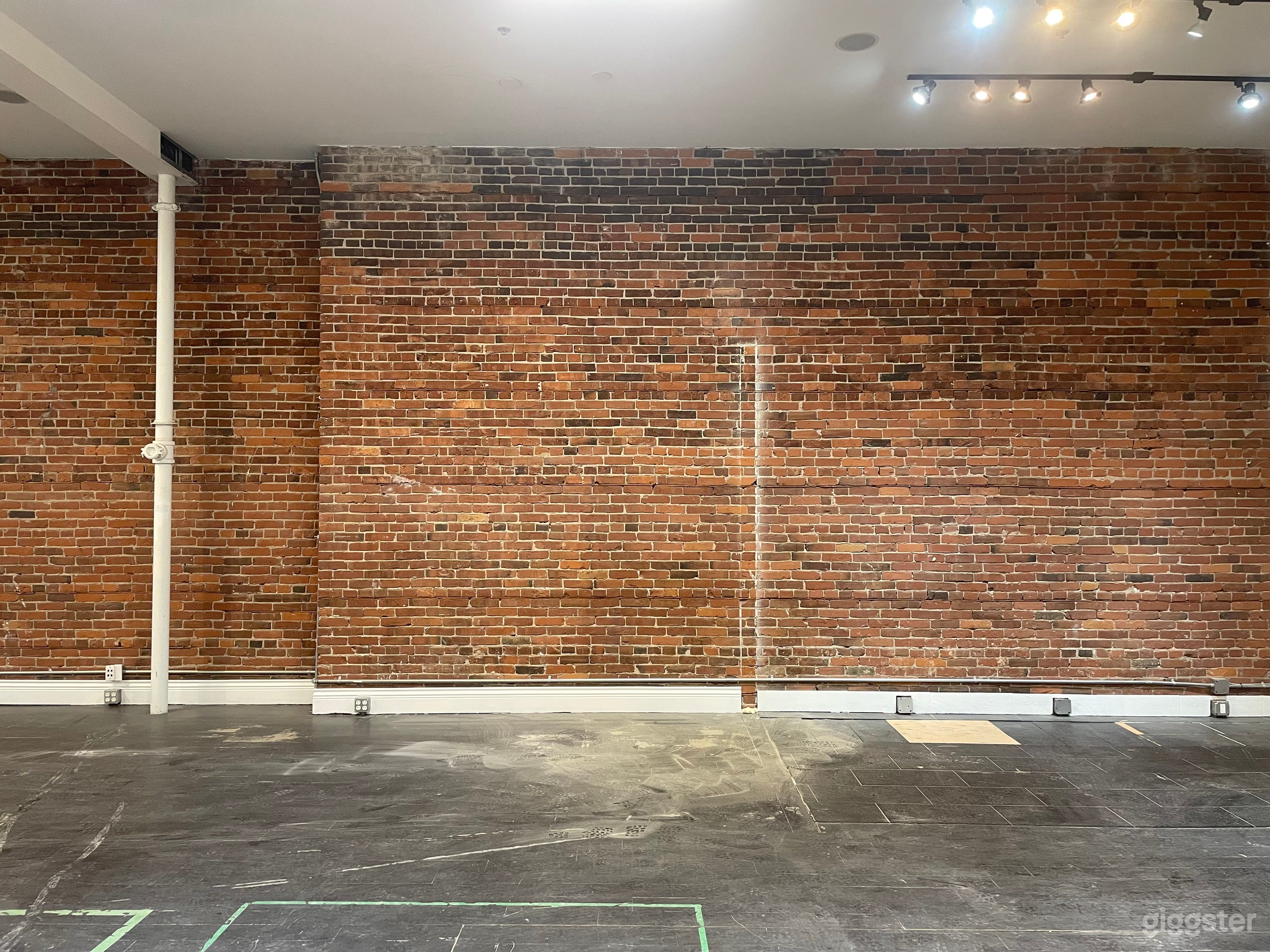 Gastown Ground Level Space with Tall Ceilings Photo 2