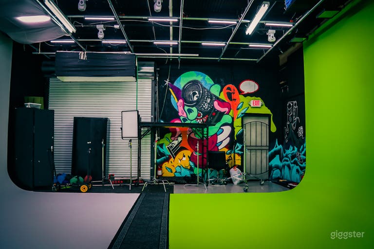  12 FT High Cyclorama Walls / Green & White Room 