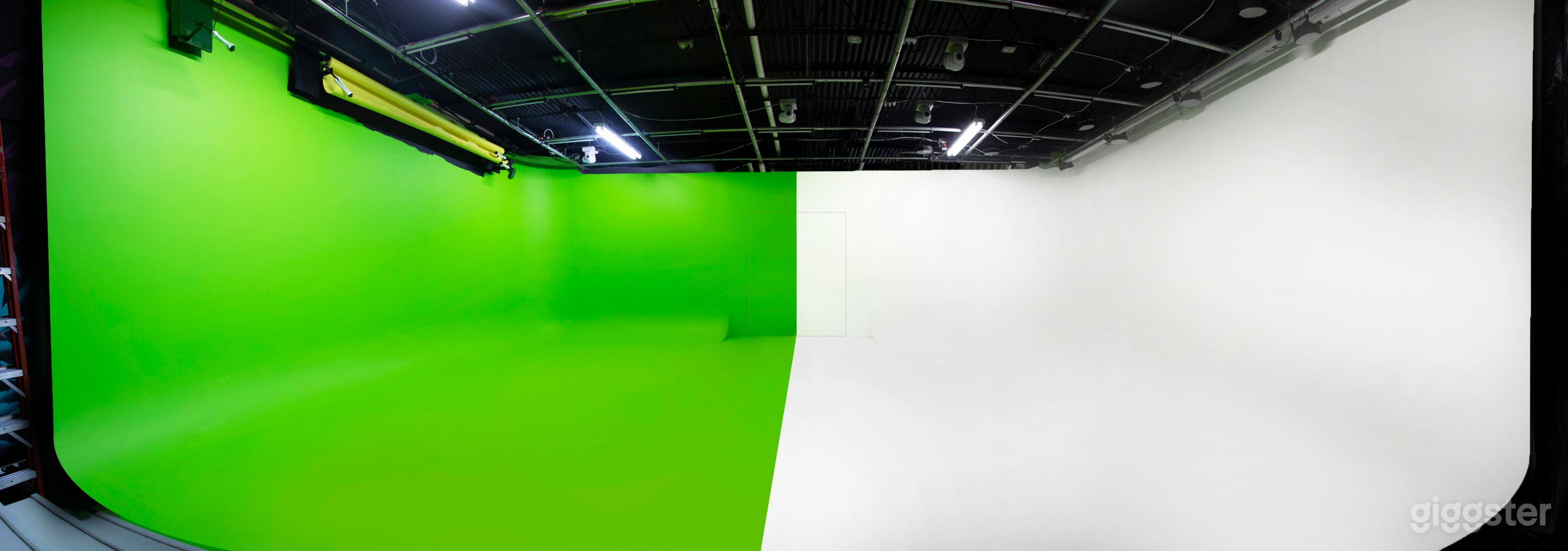 12 FT High Cyclorama Walls / Green &amp; White Room Photo 1
