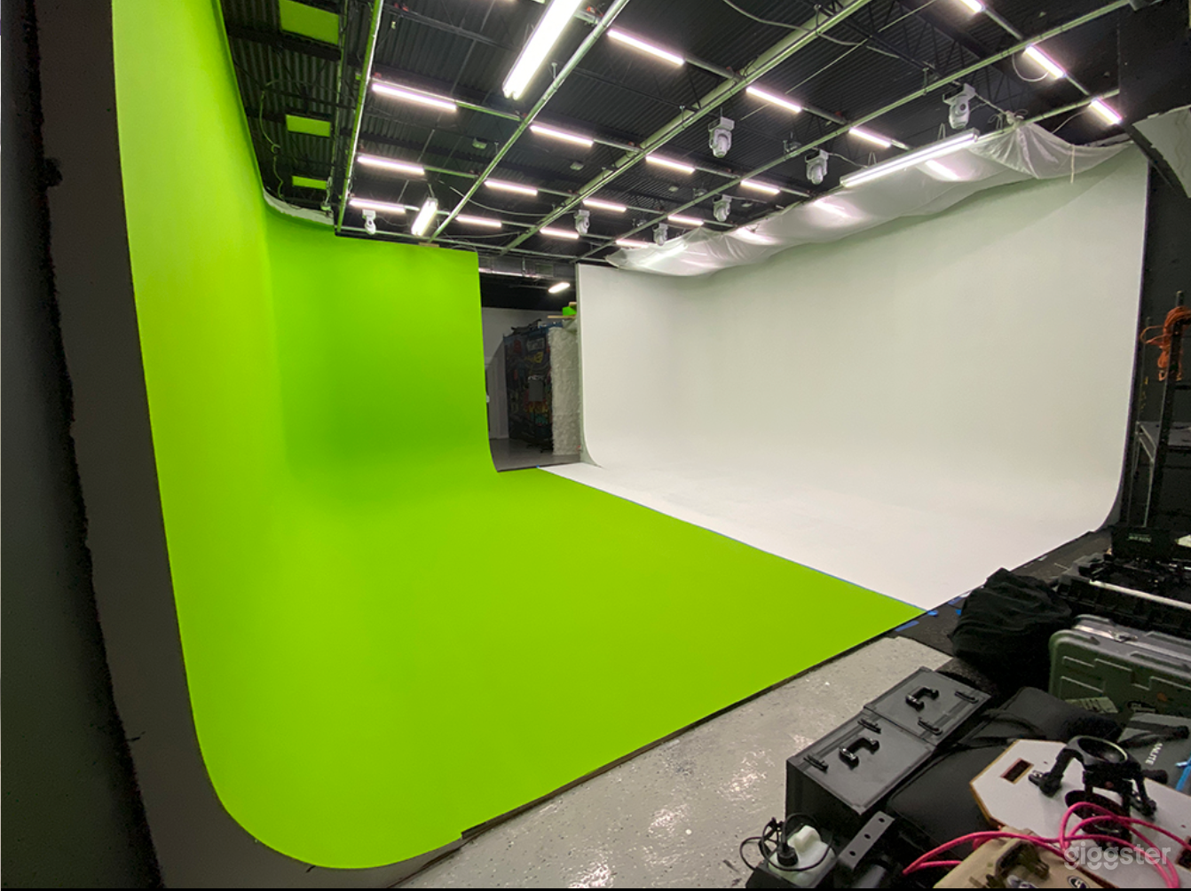 12 FT High Cyclorama Walls / Green &amp; White Room Photo 2