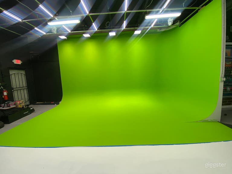  12 FT High Cyclorama Walls / Green & White Room 