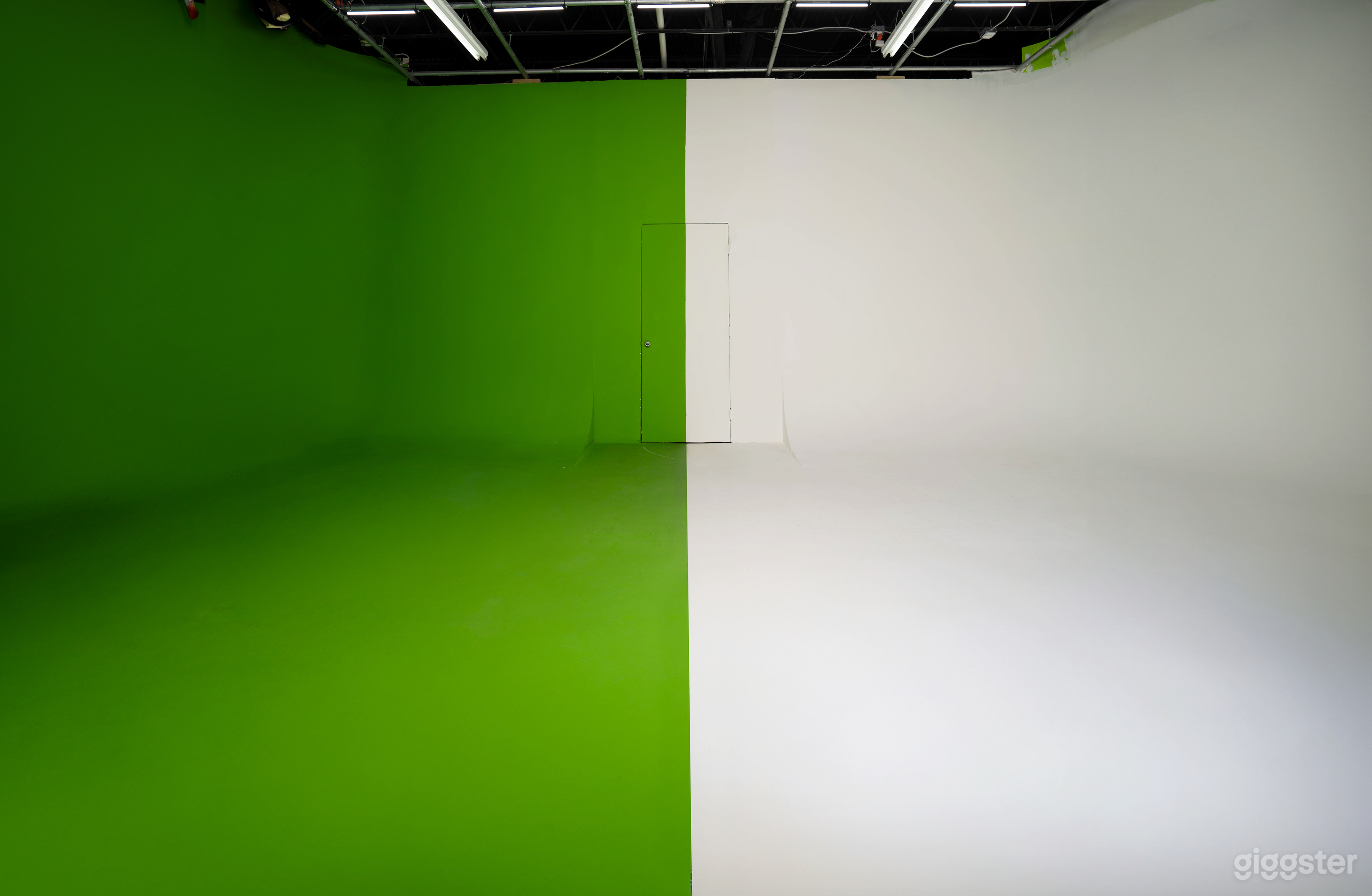 12 FT High Cyclorama Walls / Green &amp; White Room Photo 4