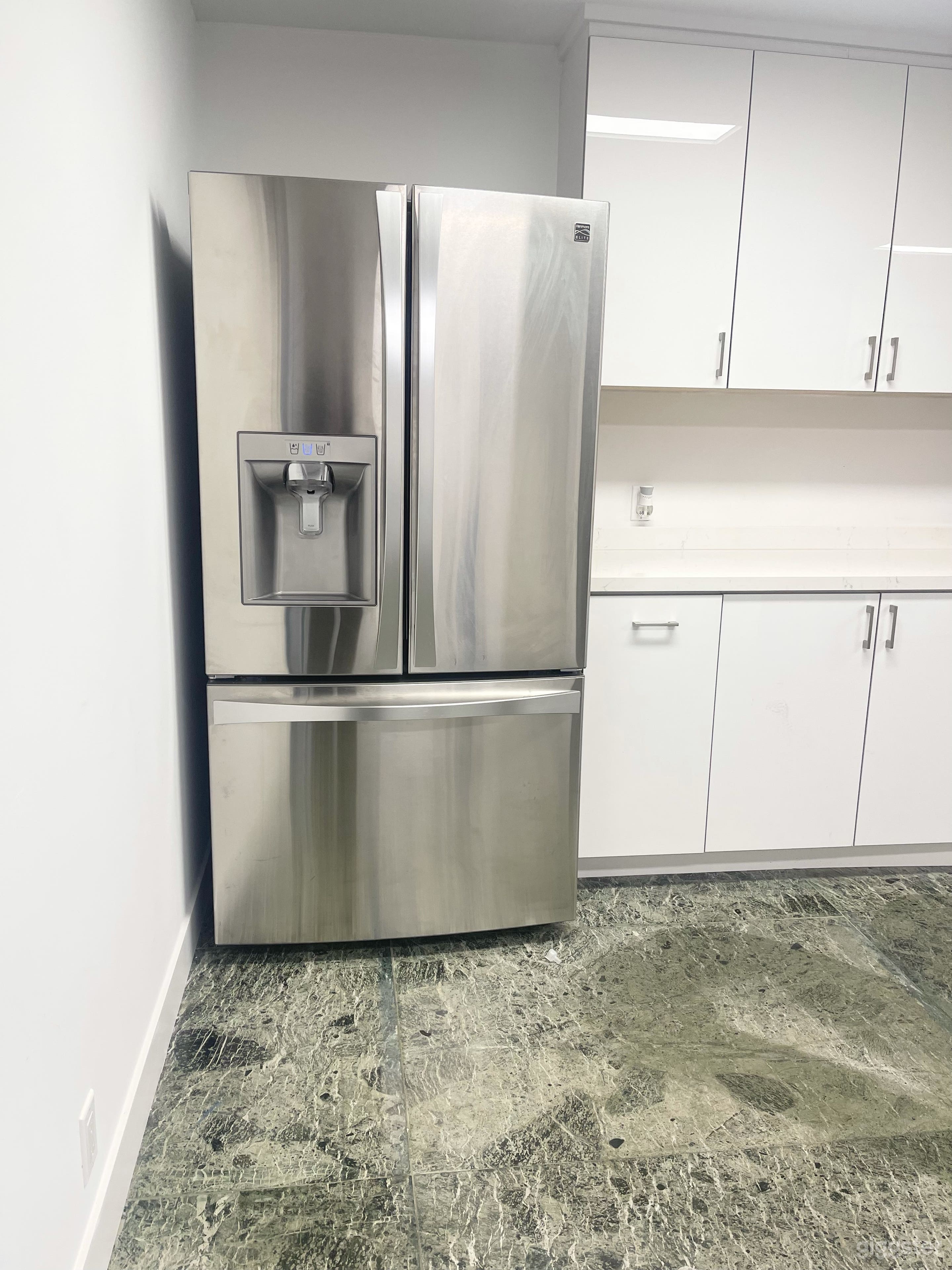 Full Kitchen With brand new stainless steel appliances