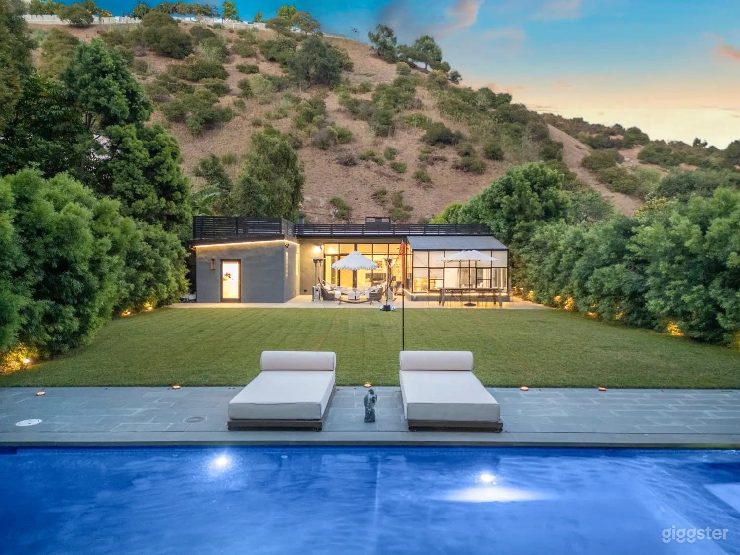 BEVERLY HILLSIDE OUTDOOR POOL Photo 2