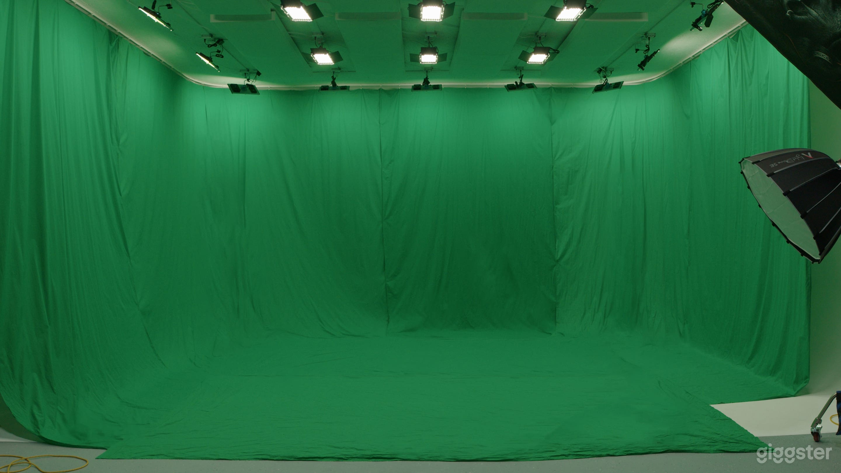 Spacious Cyclorama Studio Photo 2