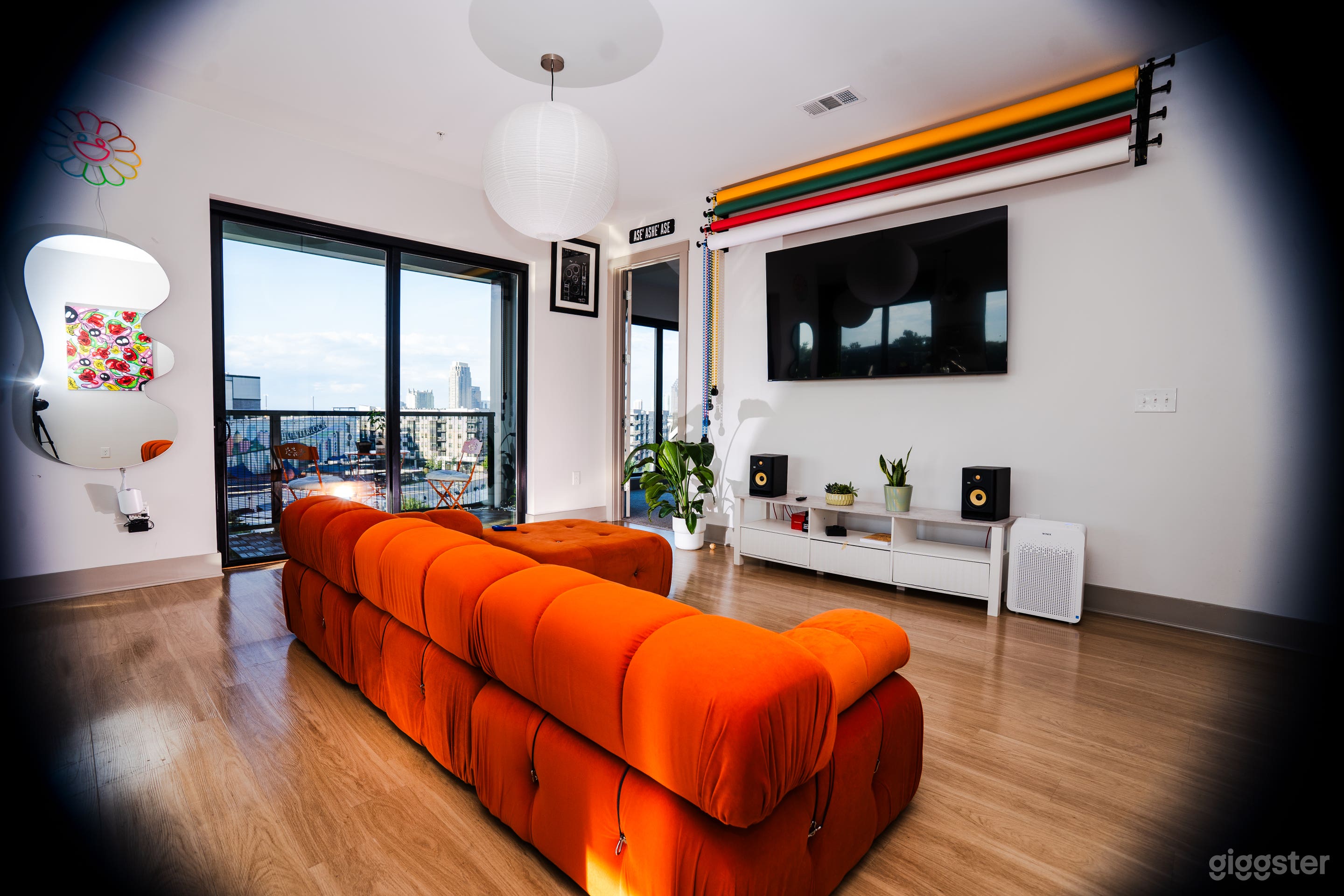 Designer Loft with Panoramic Views &amp; Open Layout Photo 4