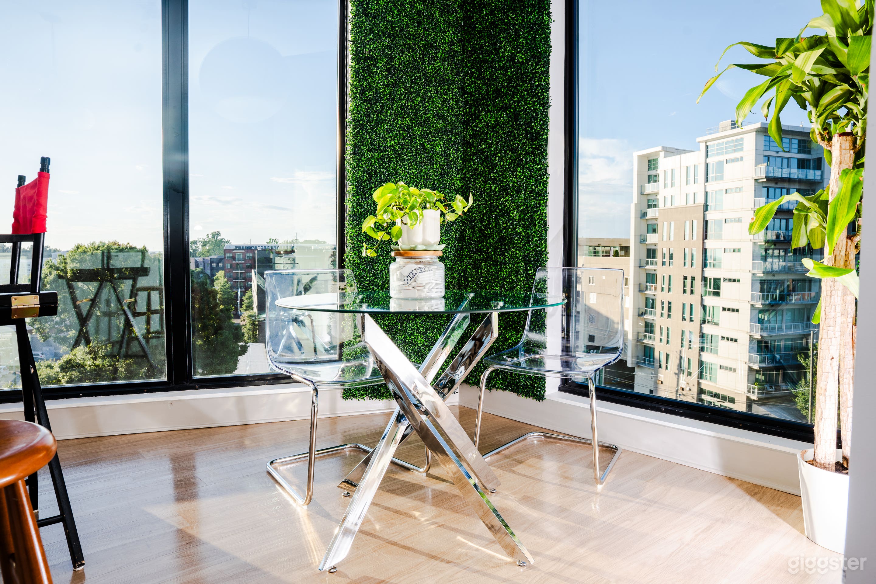 Designer Loft with Panoramic Views &amp; Open Layout Photo 3