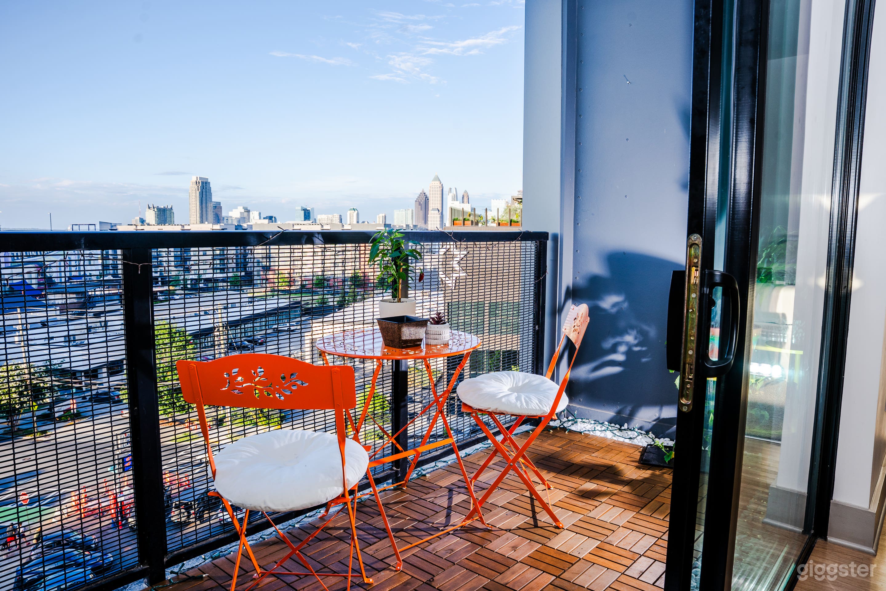 Designer Loft with Panoramic Views &amp; Open Layout Photo 2