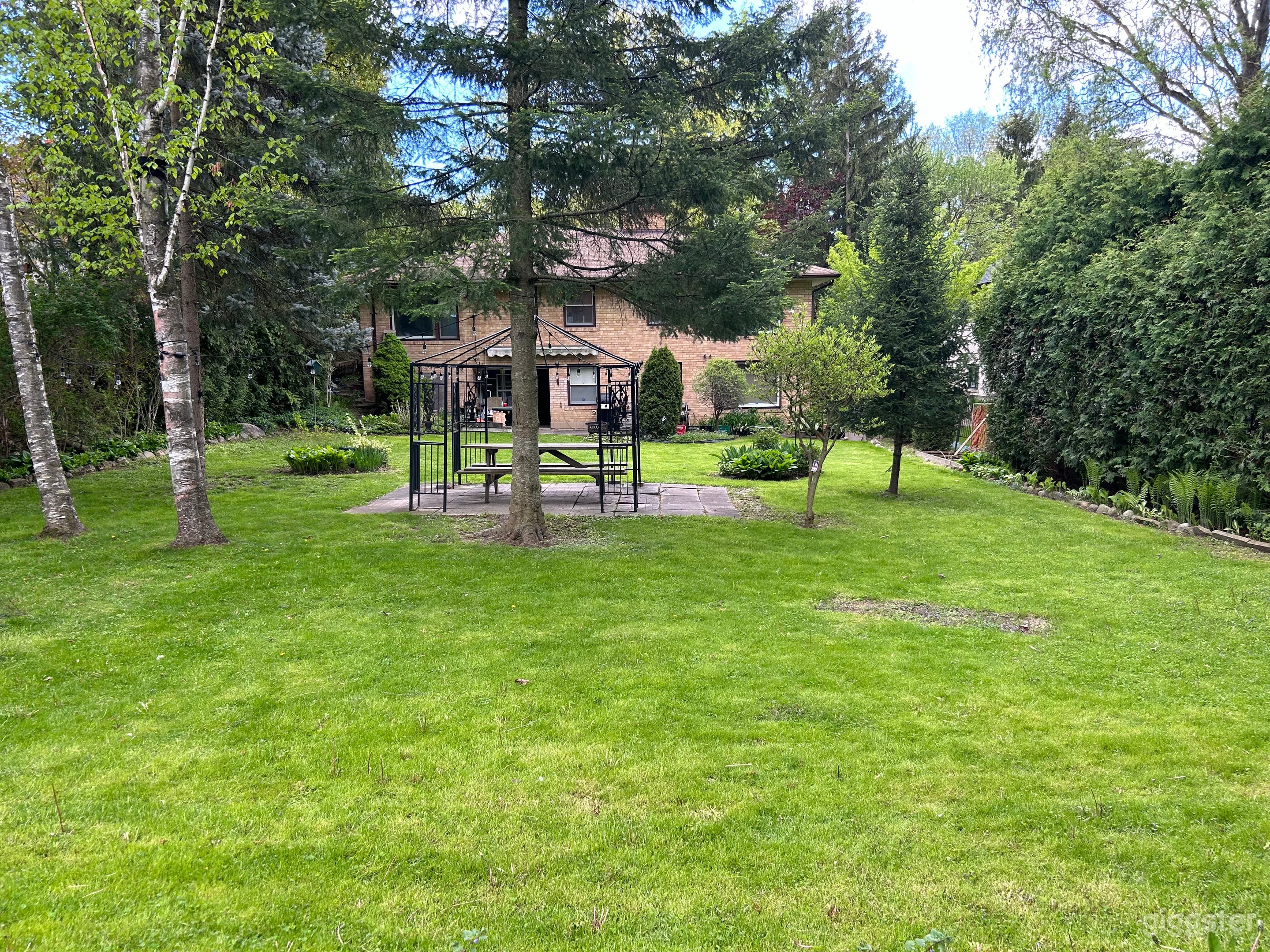 Side Split in a Mature Neighbourhood Photo 1