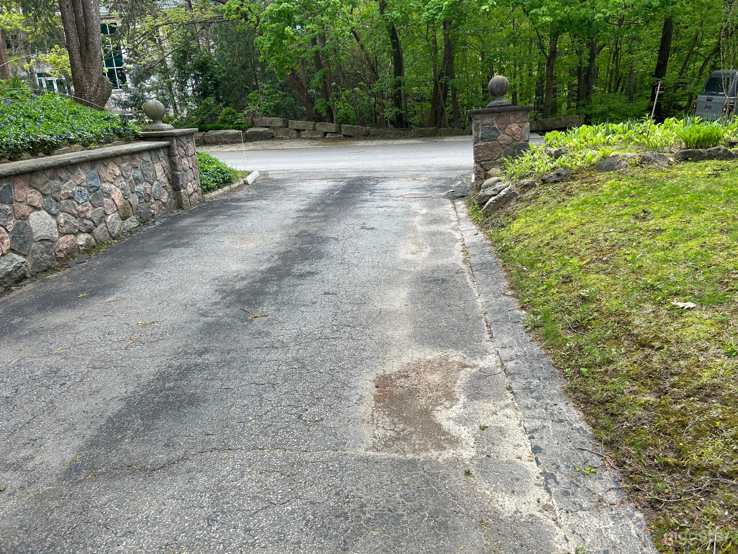 Side Split in a Mature Neighbourhood Photo 2