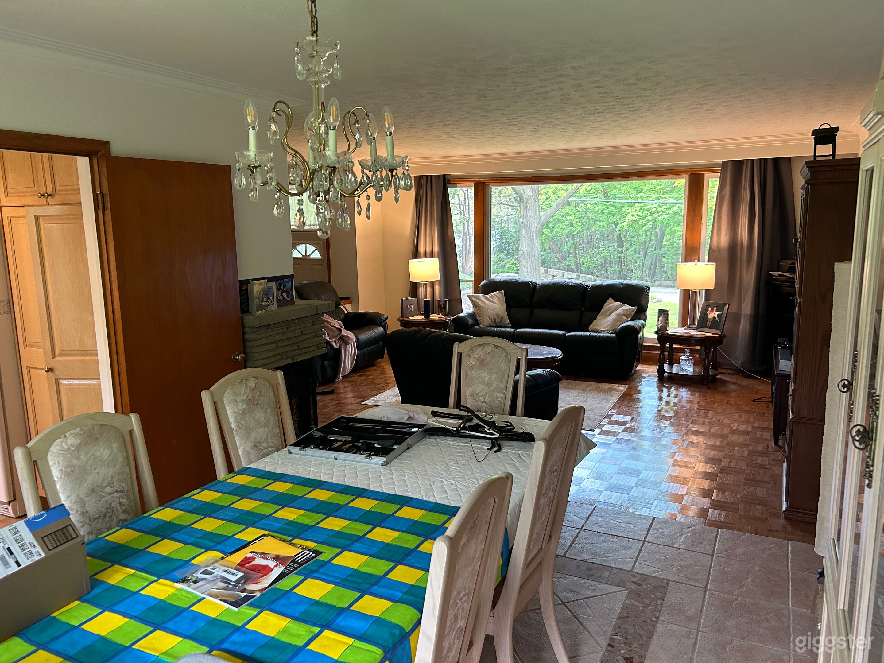 Side Split in a Mature Neighbourhood Photo 4