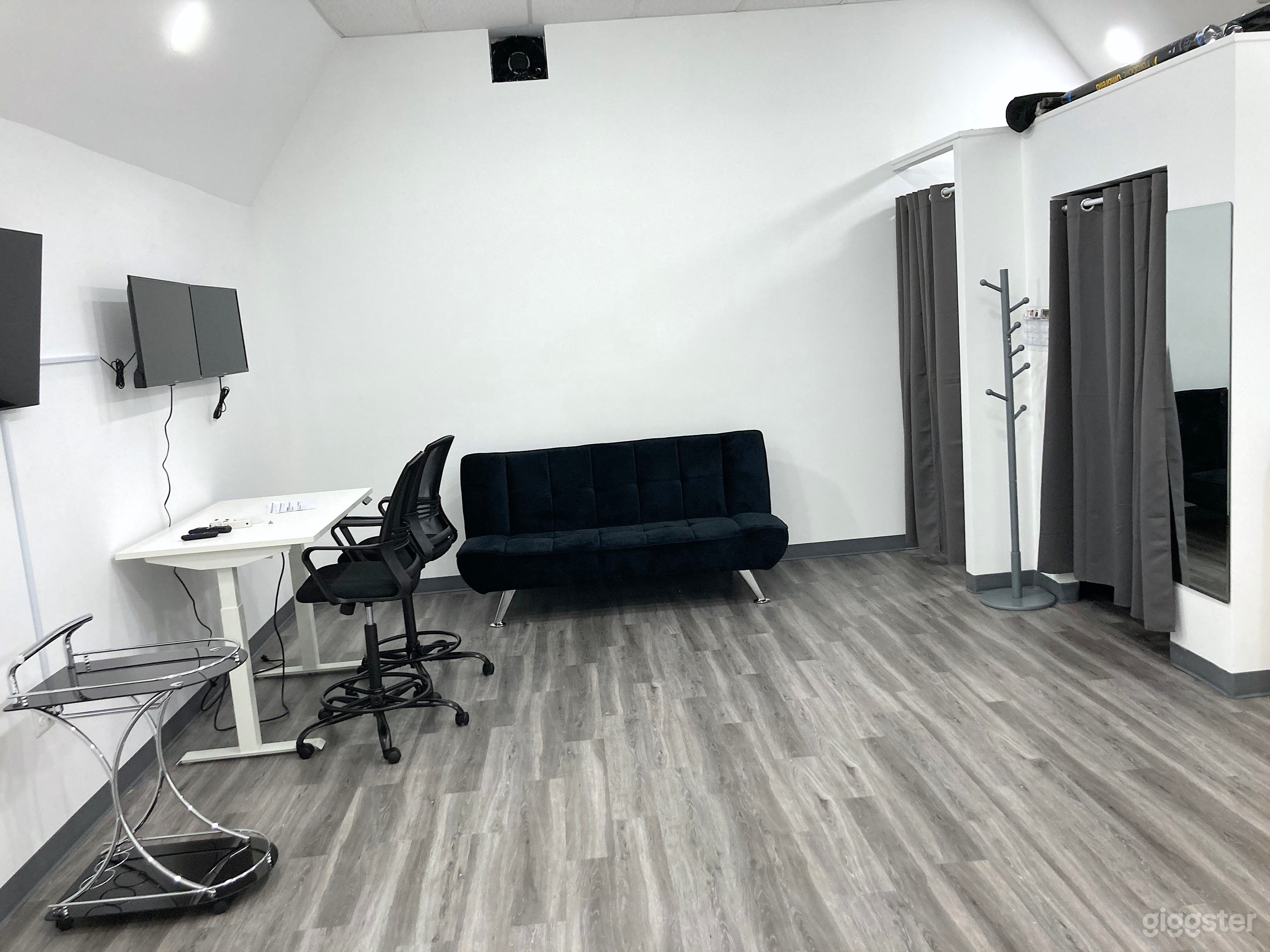 Photo &amp; Video Production Studio With Infinity Wall Photo 4