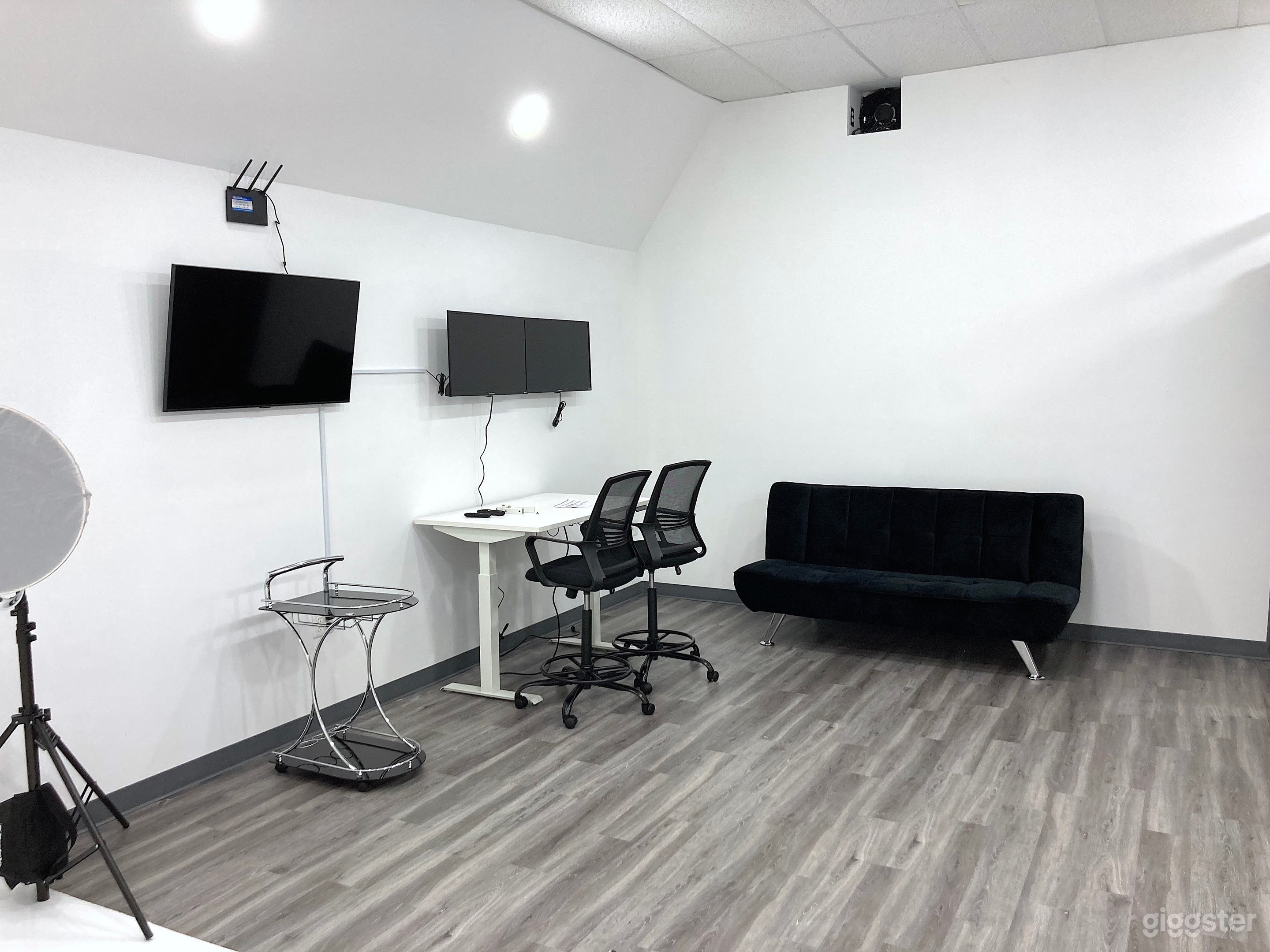 Photo &amp; Video Production Studio With Infinity Wall Photo 2