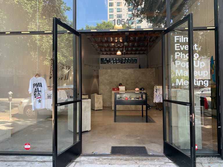  STOREFRONT WINDOWS great for pop up shop, yoga studio, cafe or restaurant scene. 