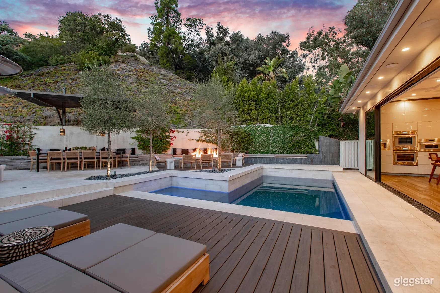 MODERN HILLTOP OUTDOOR POOL Photo 3