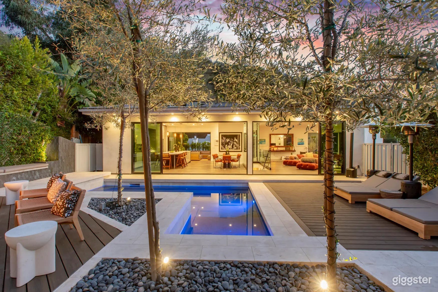 MODERN HILLTOP OUTDOOR POOL Photo 2