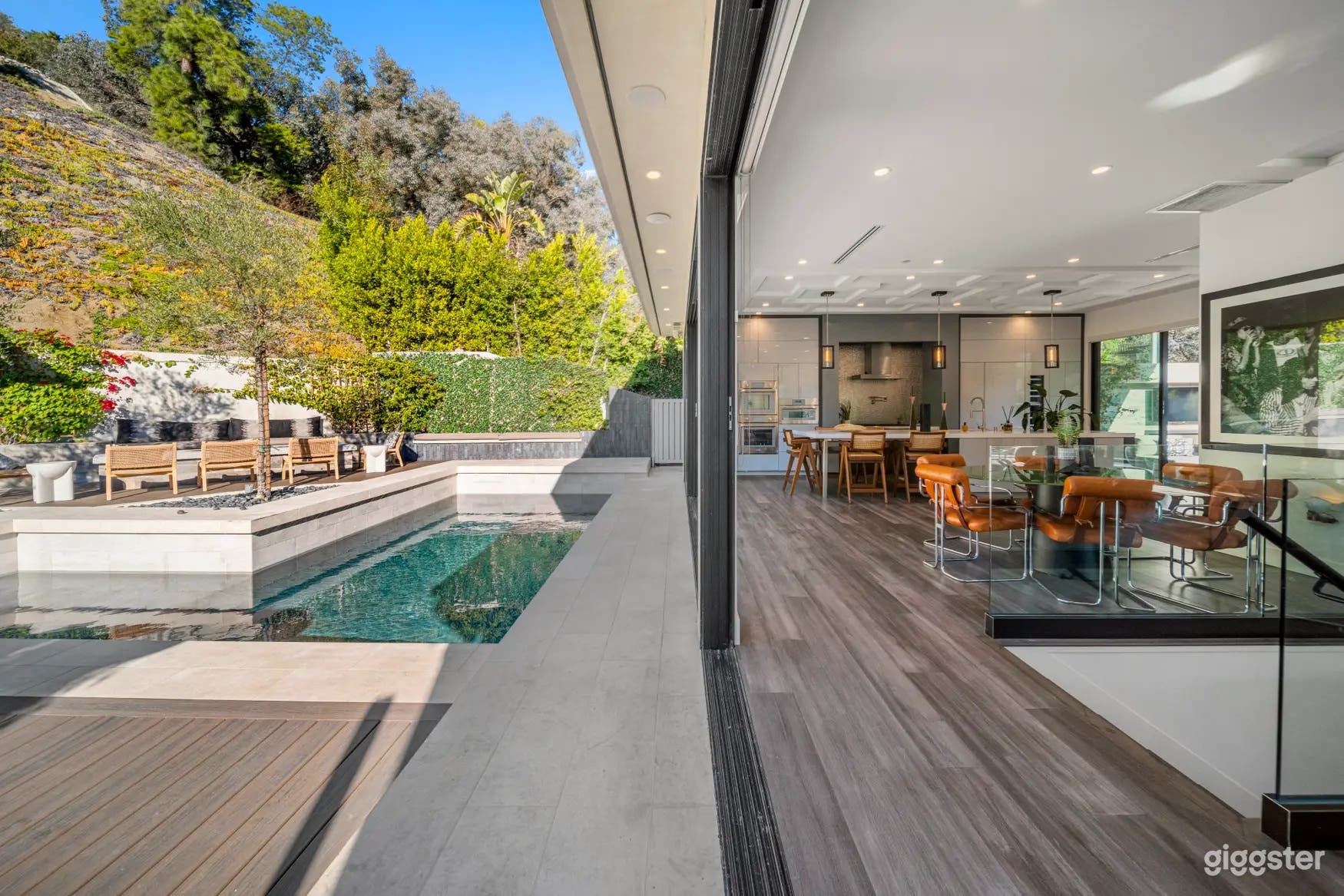 MODERN HILLTOP OUTDOOR POOL Photo 4