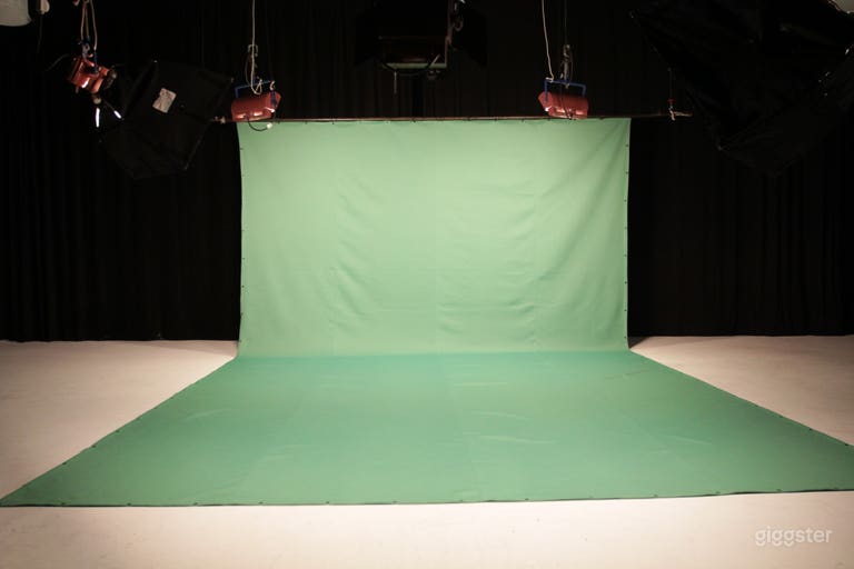  Greenscreen available 