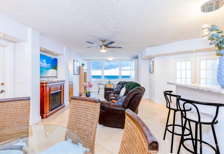  Direct Ocean View|Beachfront Condo| Pool & Balcony 