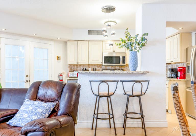  Direct Ocean View|Beachfront Condo| Pool & Balcony 