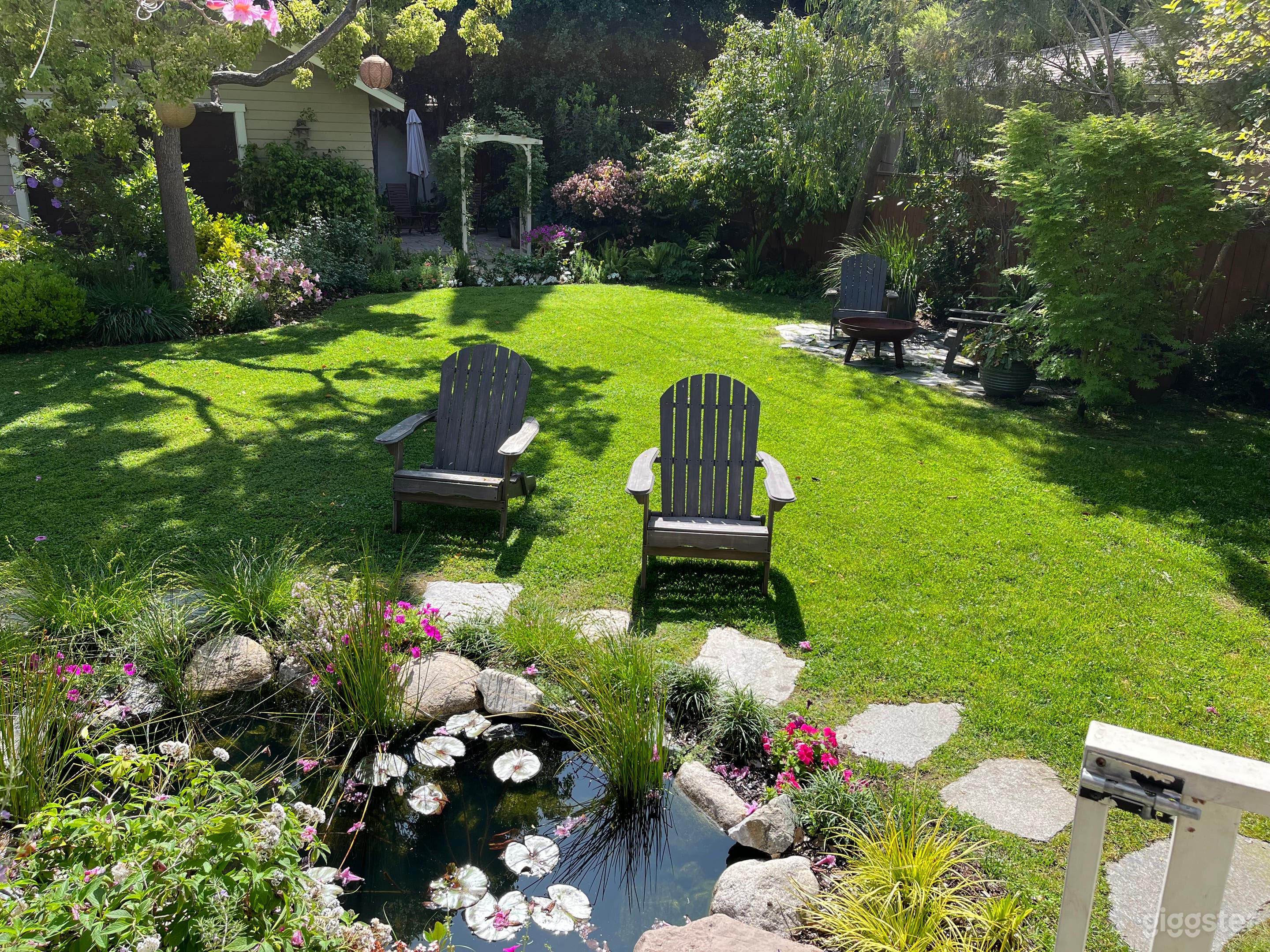 Captivating Garden Oasis: A Serene Haven Photo 1