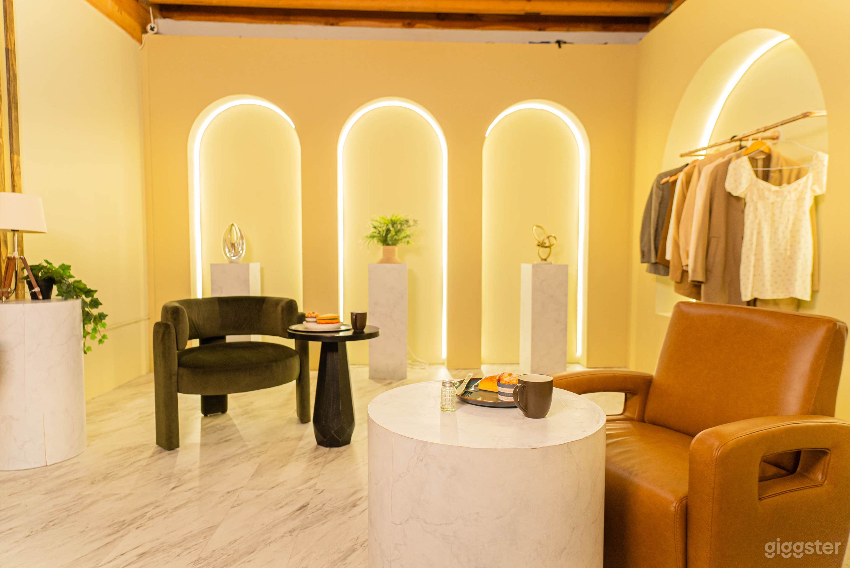 Cafe/ Luxury Store + Multi-sets Photo 2