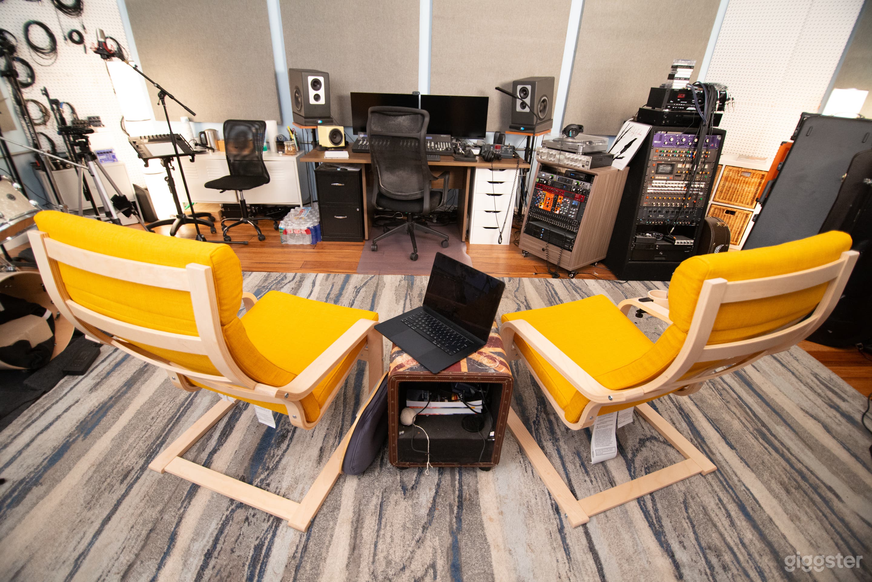 Cozy, well equipped recording studio. Engineer provided. Photo 2