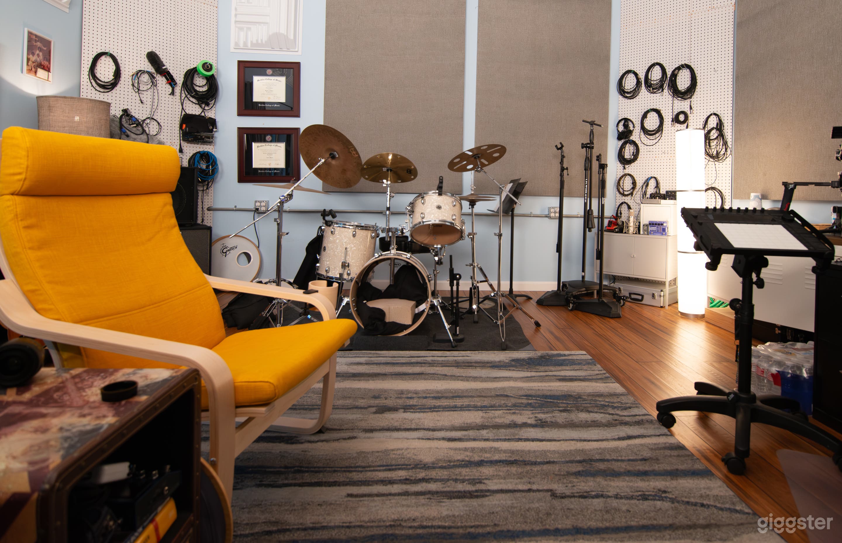 Cozy, well equipped recording studio. Engineer provided. Photo 1