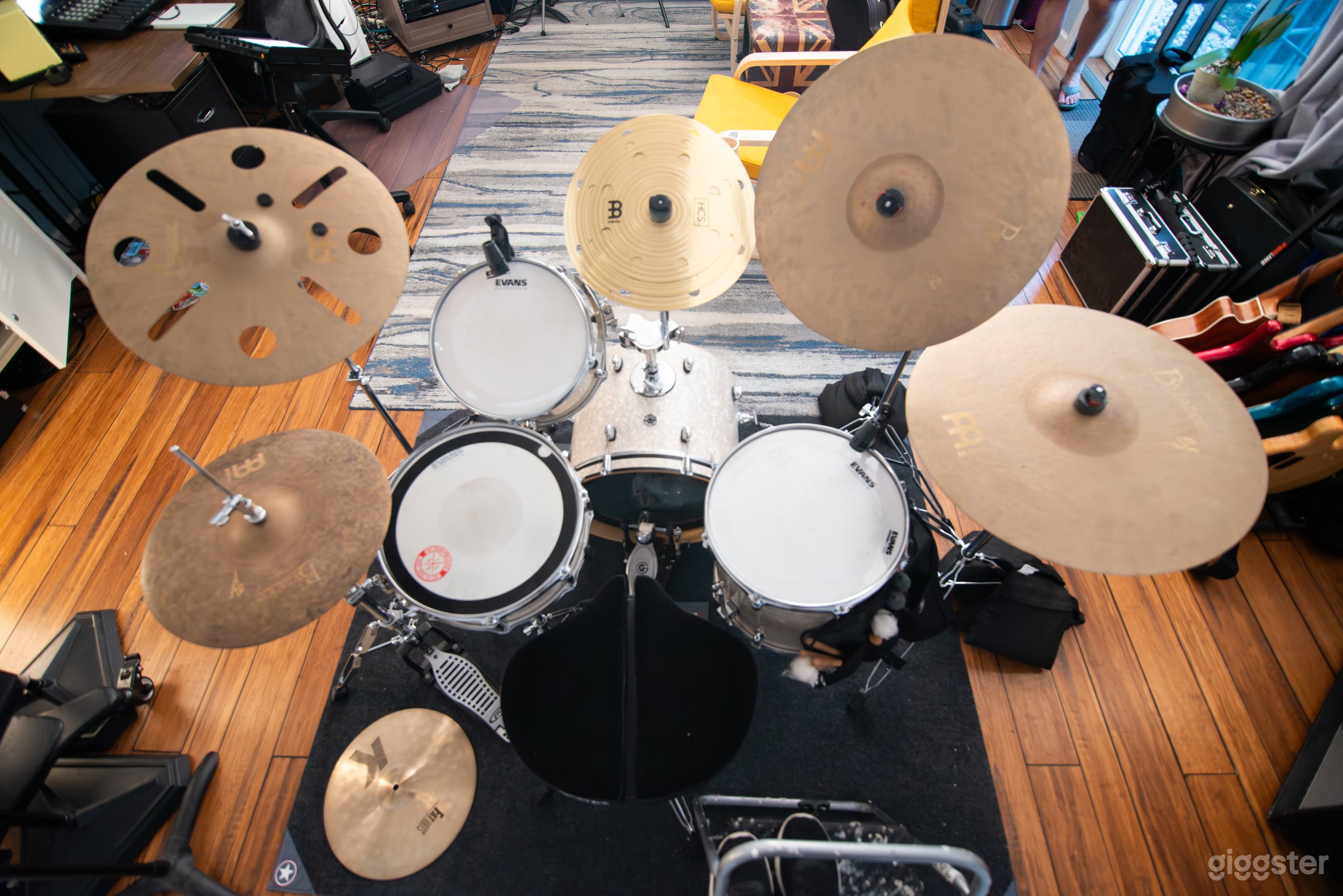 Cozy, well equipped recording studio. Engineer provided. Photo 4