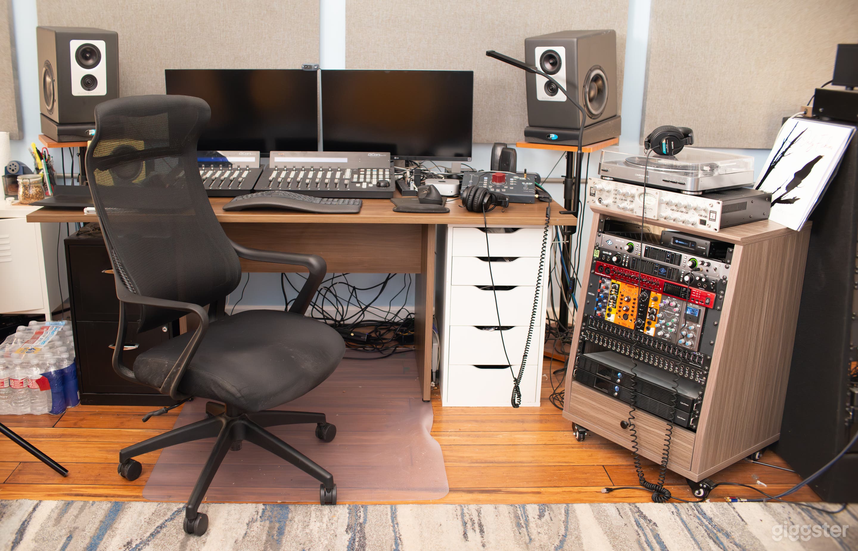 Cozy, well equipped recording studio. Engineer provided. Photo 3