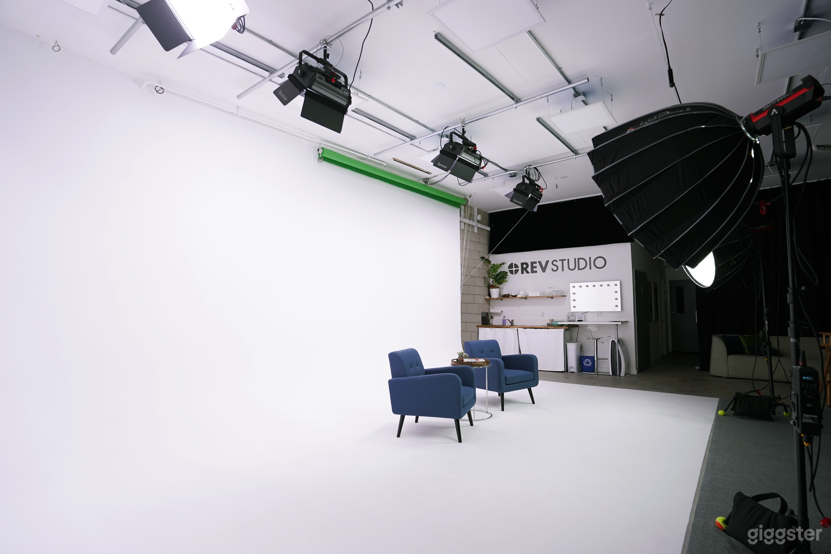 Premium, pre-lit video and photo studio including grip and green screen. Great audio and blocks to ocean and great dining. 