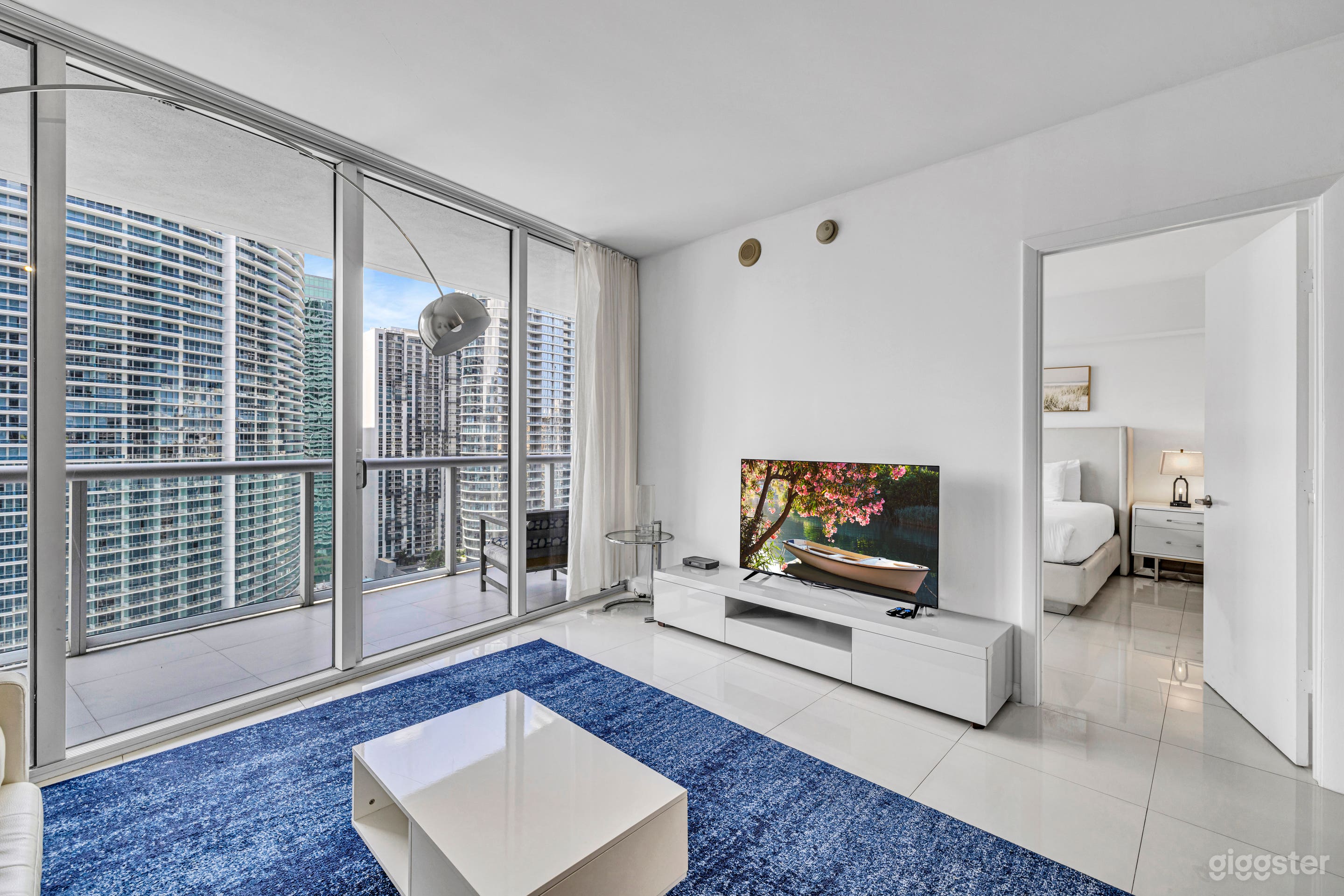 Minimalist Oceanfront Condo with Panoramic Views Photo 3