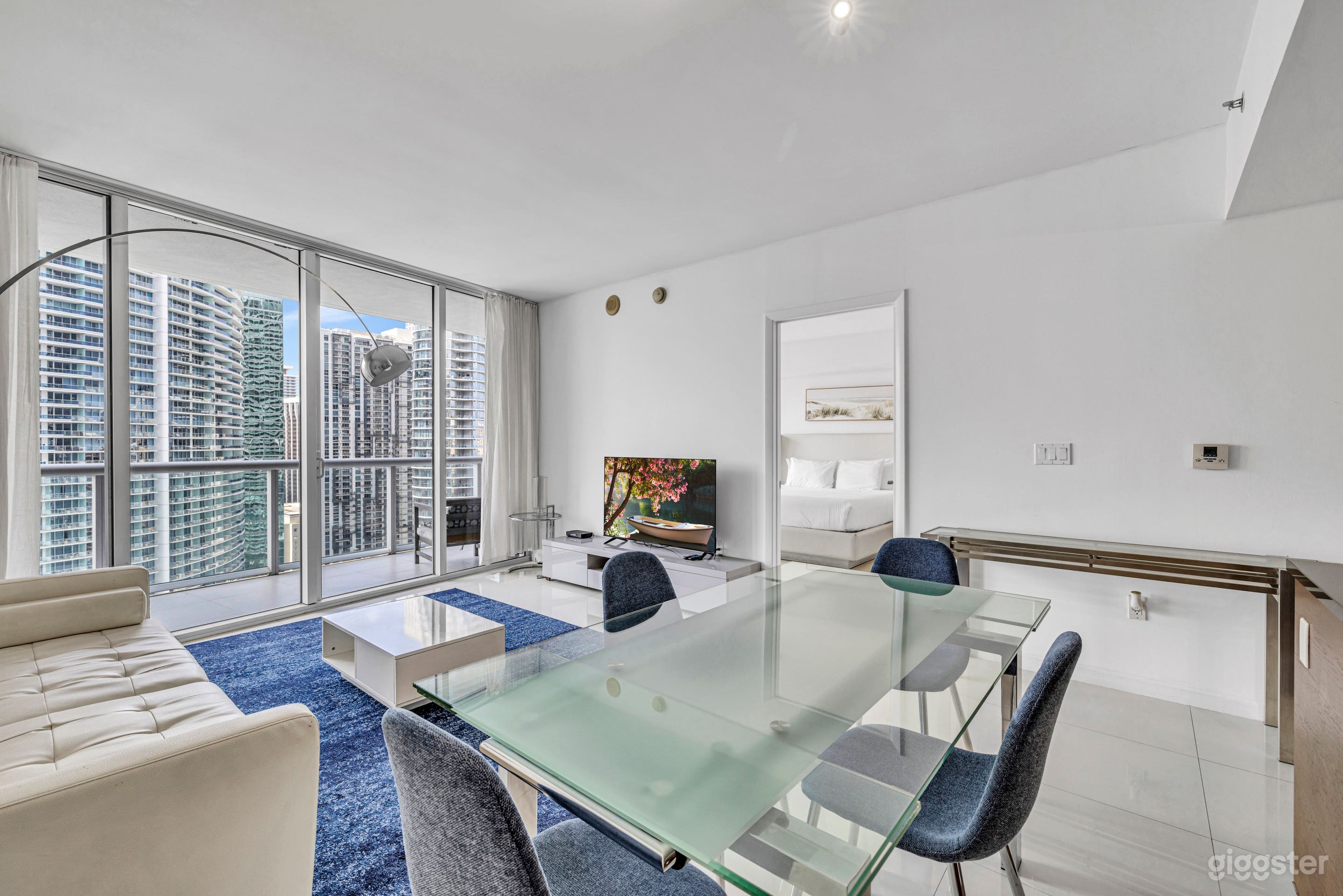 Minimalist Oceanfront Condo with Panoramic Views Photo 2