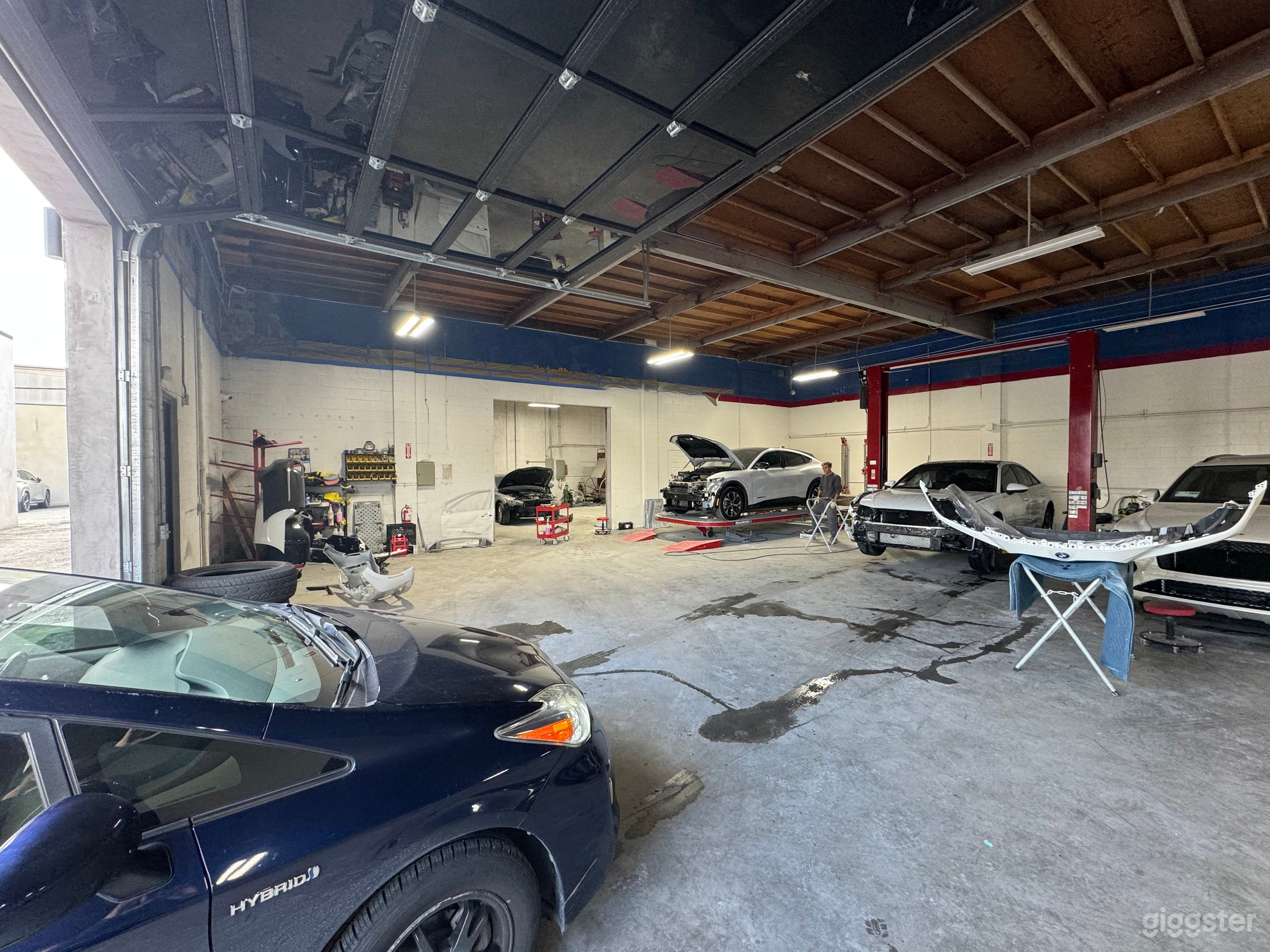 Modern Body Shop with cars  Photo 1