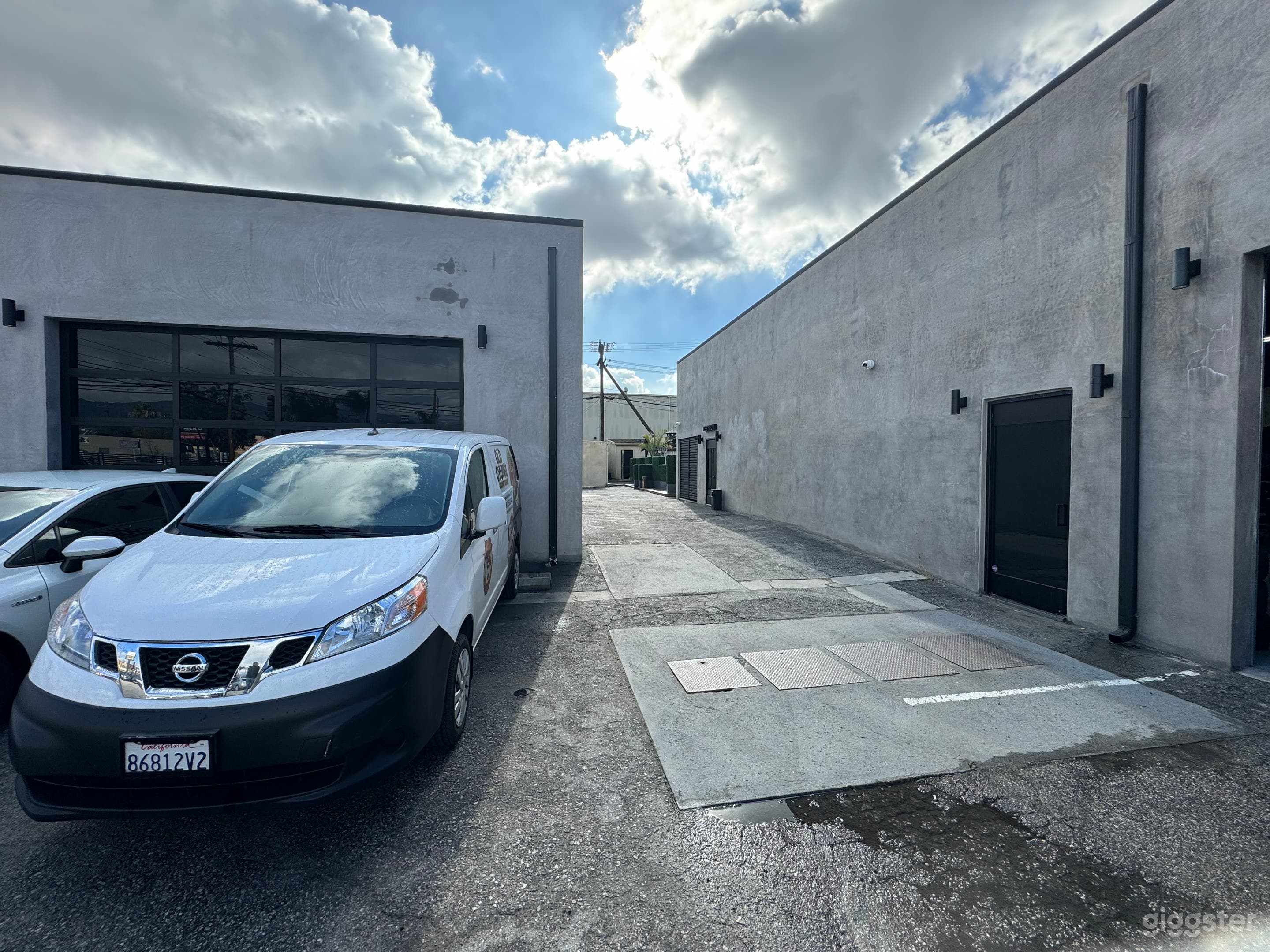 Modern Body Shop with cars  Photo 4