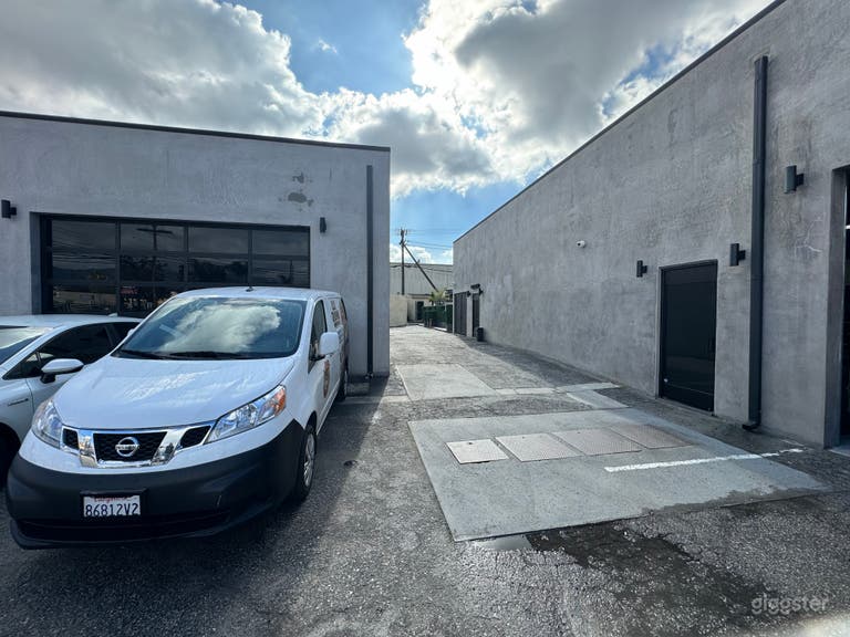  Modern Body Shop with cars  