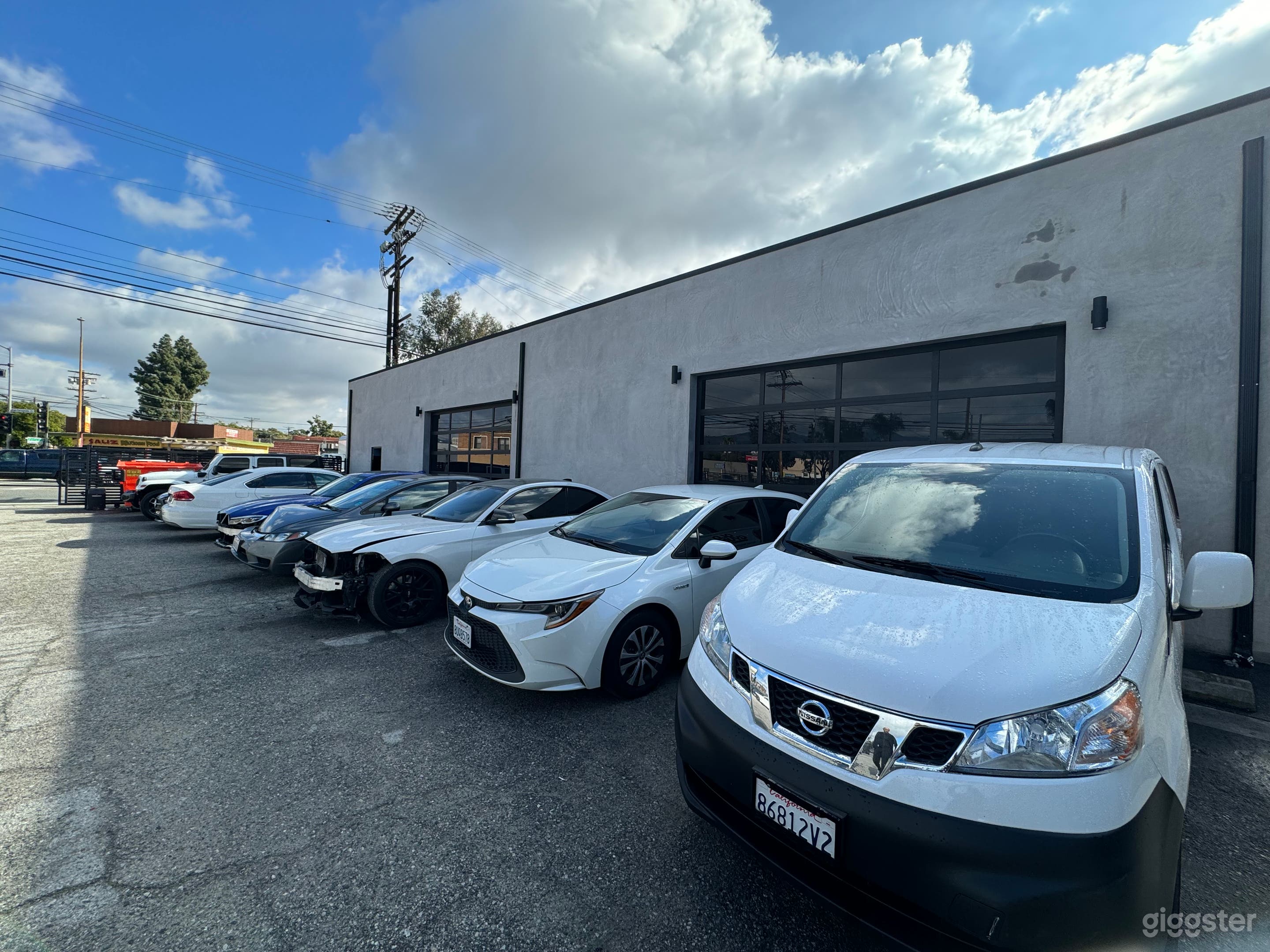 Modern Body Shop with cars  Photo 3