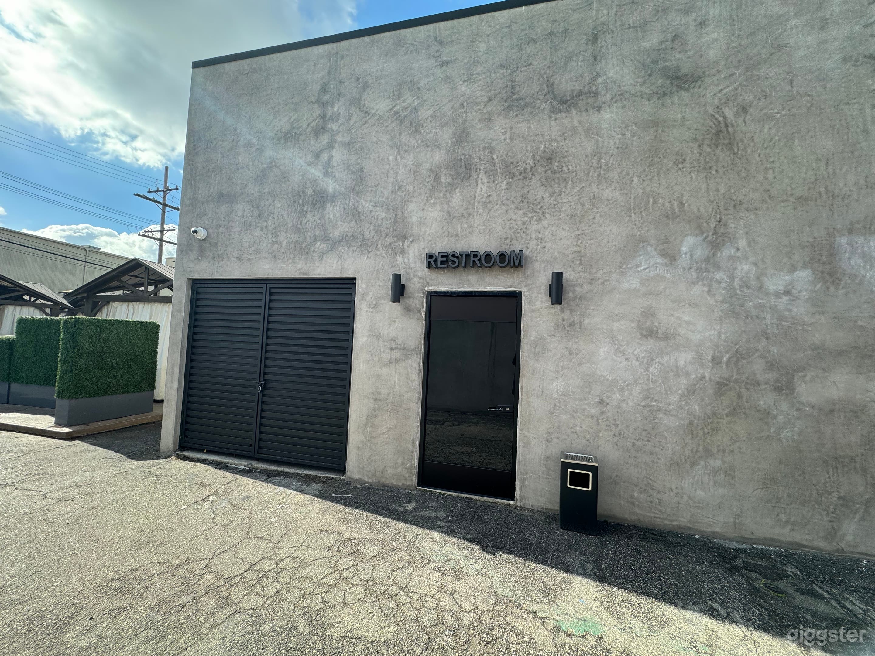 Modern Body Shop with cars  Photo 2