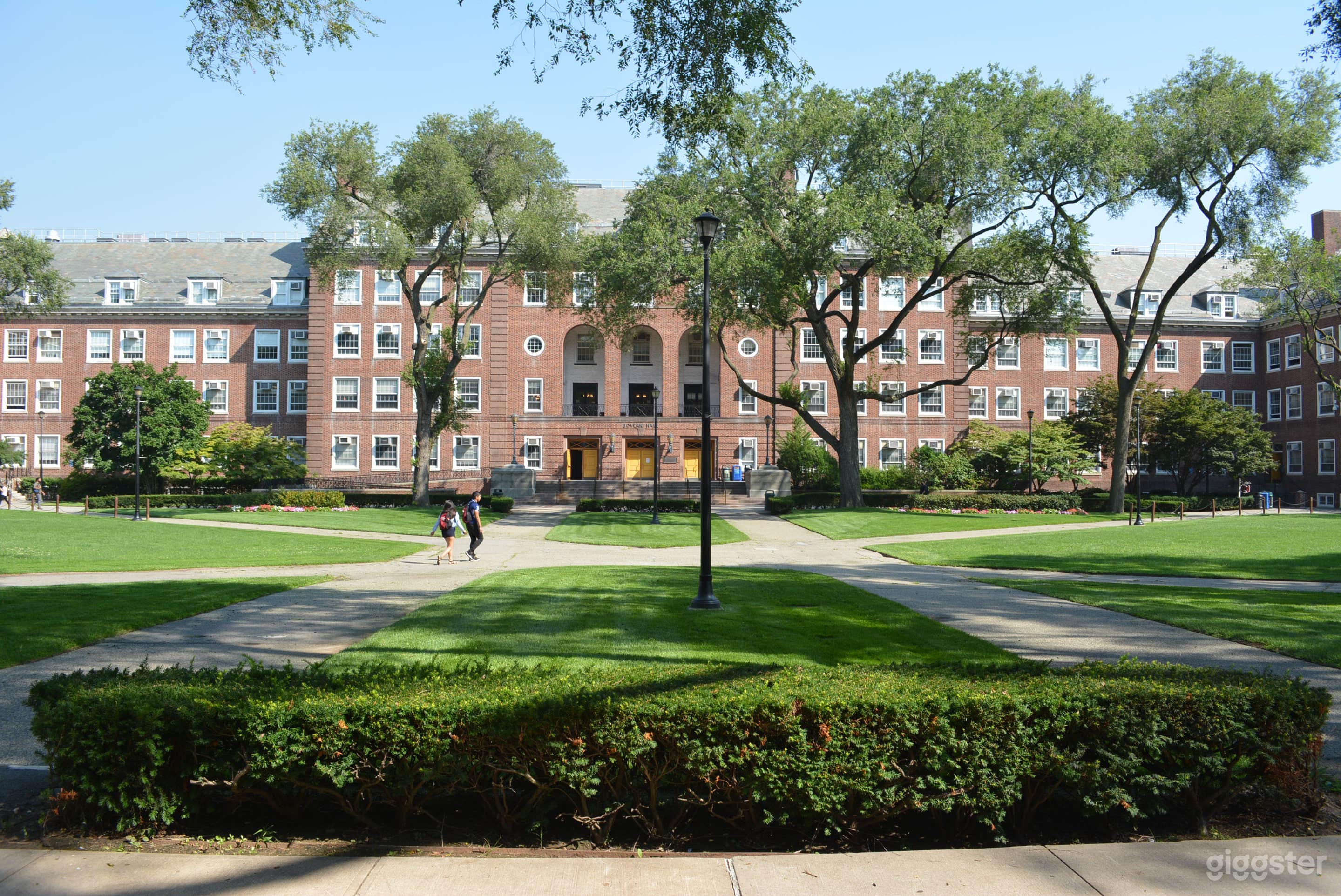COLLEGE 16 - College with Spacious Halls and Fountain Photo 2