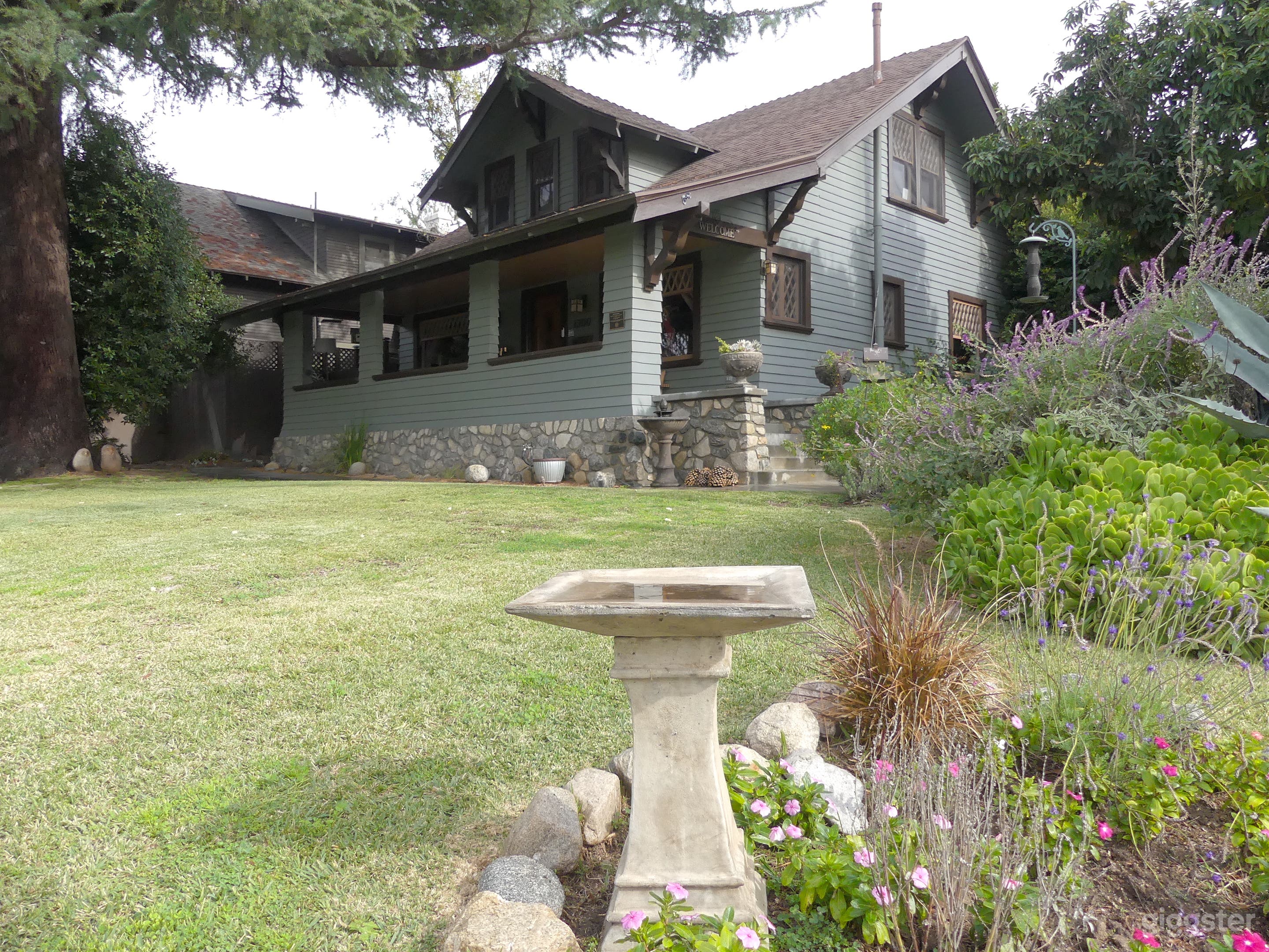 As a corner house with wide streets, it can be shot from many directions.