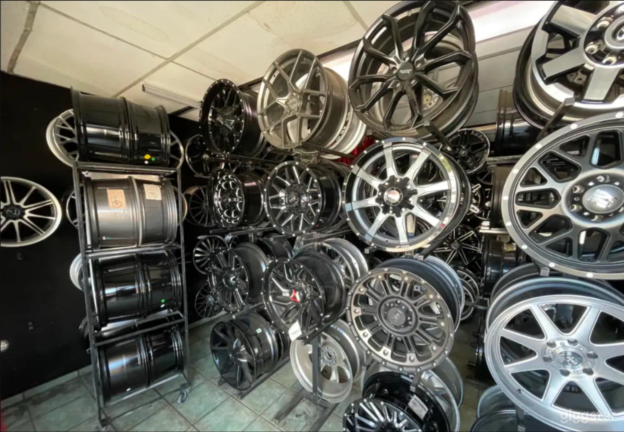 Versatile Tire Shop Space For Film Production And Filming Photo 4