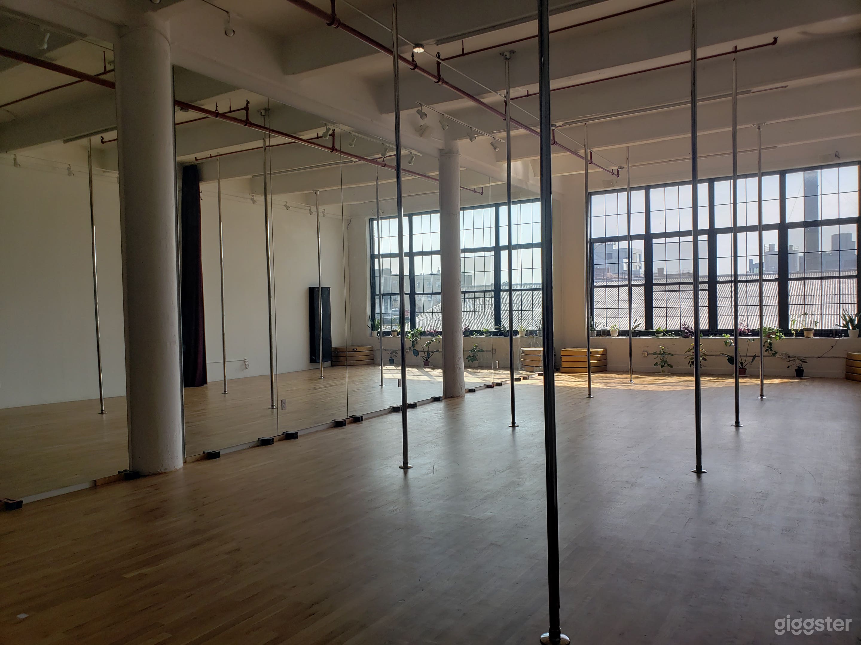 Gorgeous loft with soaring ceilings, natural light Photo 3