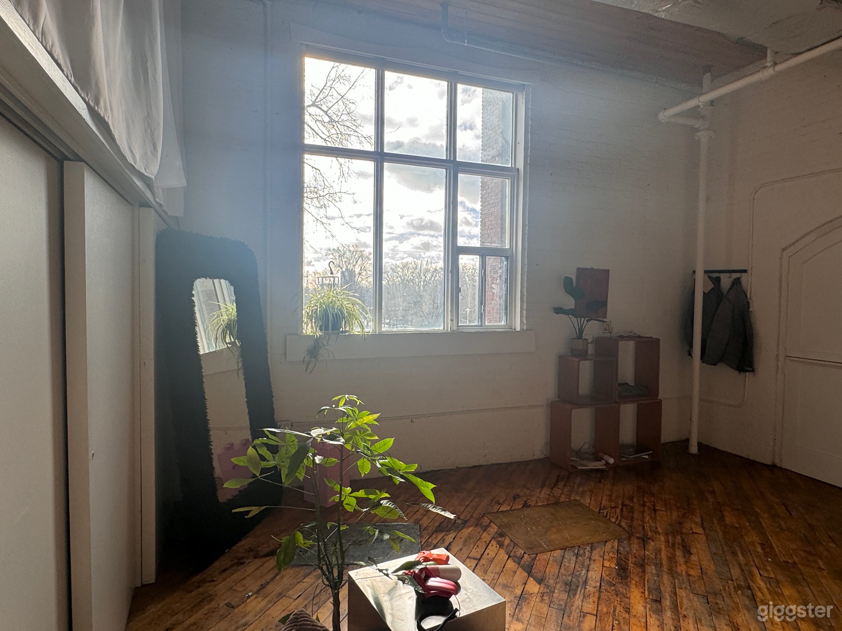 NYC style industrial studio loft Photo 2