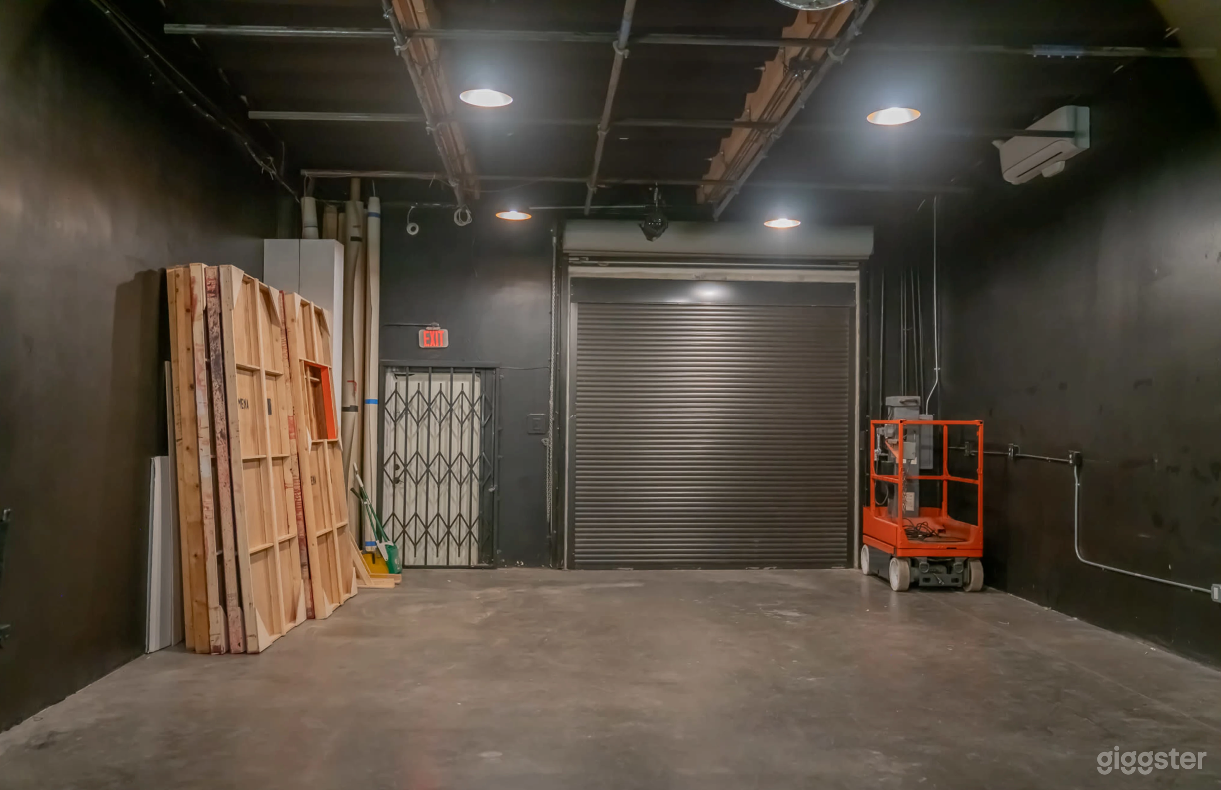 3 LINES STUDIO BLACK BOX: GREEN SCREEN, PODCAST ROOM, FLATS Photo 3