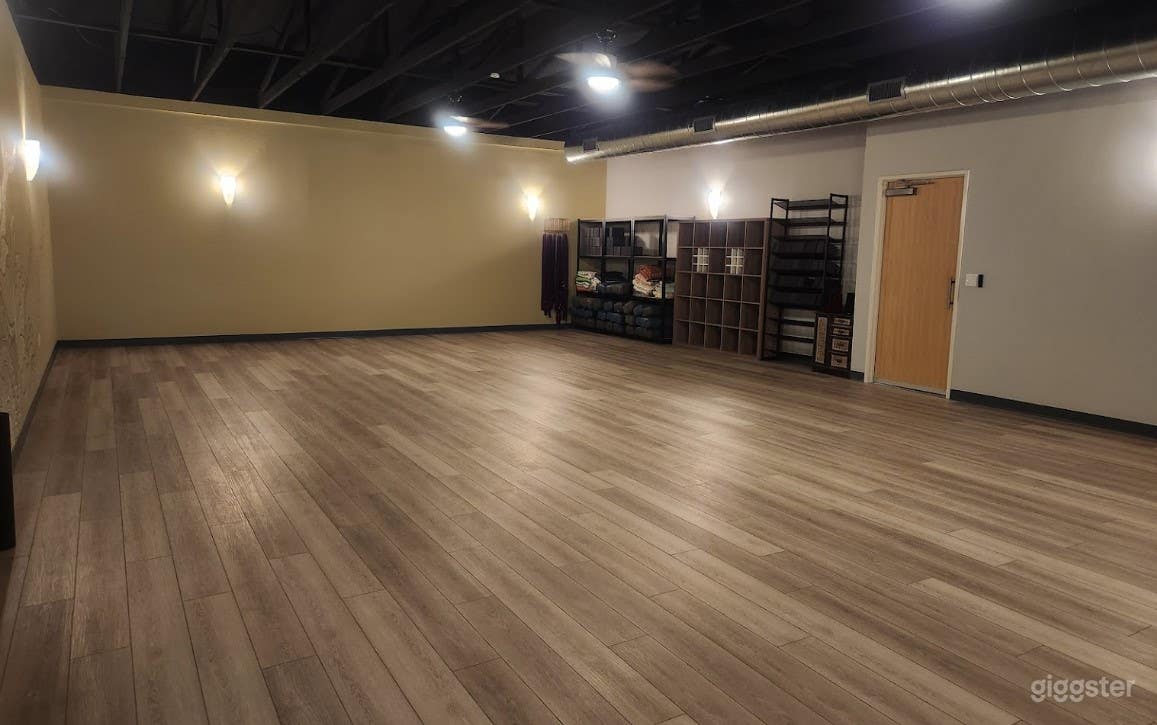 Quiet and Relaxing Yoga Studio Photo 2