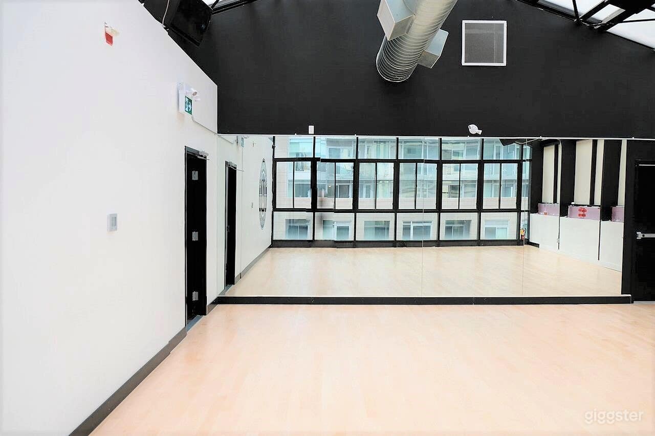 Luxurious 4th Floor Dance Studio Photo 4