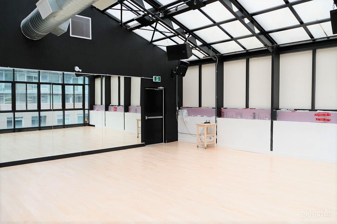 Luxurious 4th Floor Dance Studio Photo 3