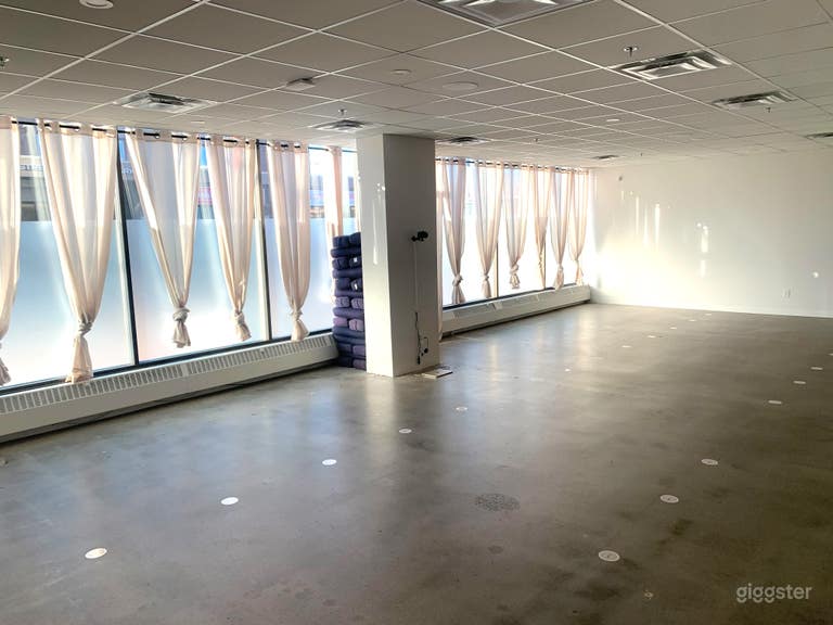  Spacious Event Studio: This expansive room features large windows, versatile open space, and customizable layouts, making it perfect for events, photoshoots, or film productions. 